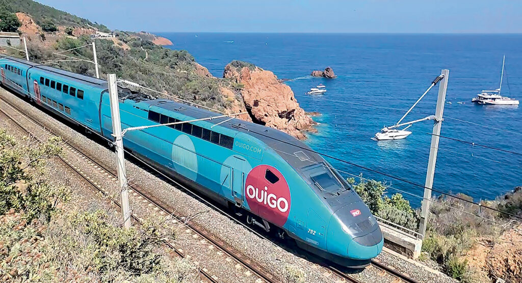 Rame Ouigo se rapprochant de la gare d'Anthéor-Cap-Roux © Gorzak-wiki copie