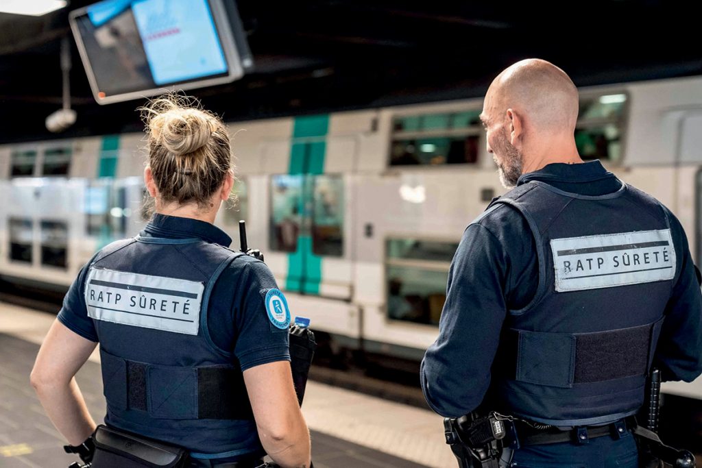 Au millier d’agents de sûreté de la RATP, s’ajoutent plus de 3 000 agents à la Suge (SNCF). Les transporteurs font aussi appel à des agents de sécurité privée.