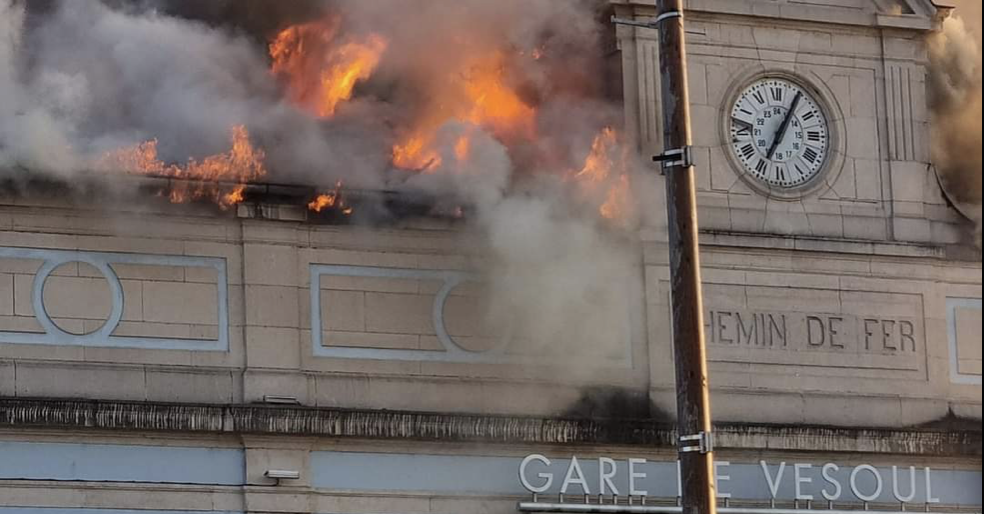 Le bâtiment voyageurs de la gare de Vesoul en feu © X