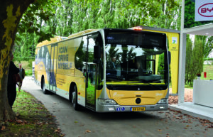 Développé par Qbuzz en collaboration avec RobotTUNER sur la base d’un Mercedes Citaro C1 de12 m exploité par Busitalia, ce bus régional autonome était un des onze véhicules routiers présentés en mouvement dans le jardin d’été du parc des expositions.
Photos © Patrick Laval