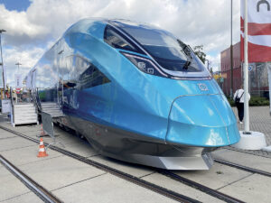 Destinée aux relations assurées à une vitesse maximale de 160 à 200 km/h sur lignes non électrifiées, la rame CINOVA H2 à hydrogène produite par CRRC présente tout le confort actuel… et d’un futur proche, avec une autonomie de 1 000 km. 
Photos © Patrick Laval