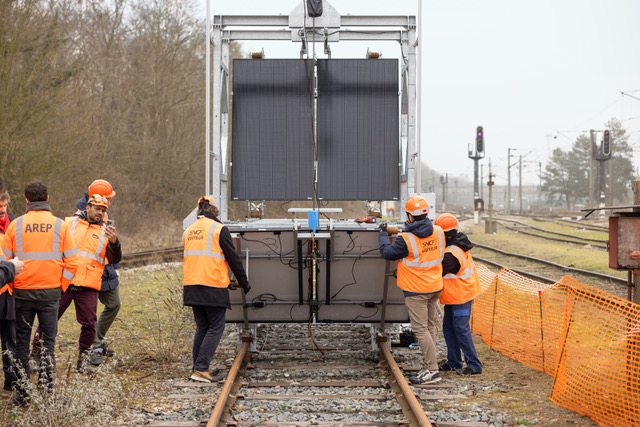 nstallation de panneaux solaires sur les voies. est actuellement expérimenté sur le site du technicentre d'Achères @Yann Audic-Arep