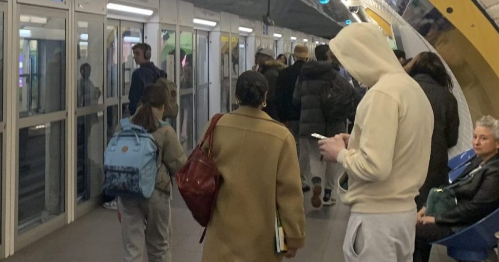 métro à Paris la nuit
