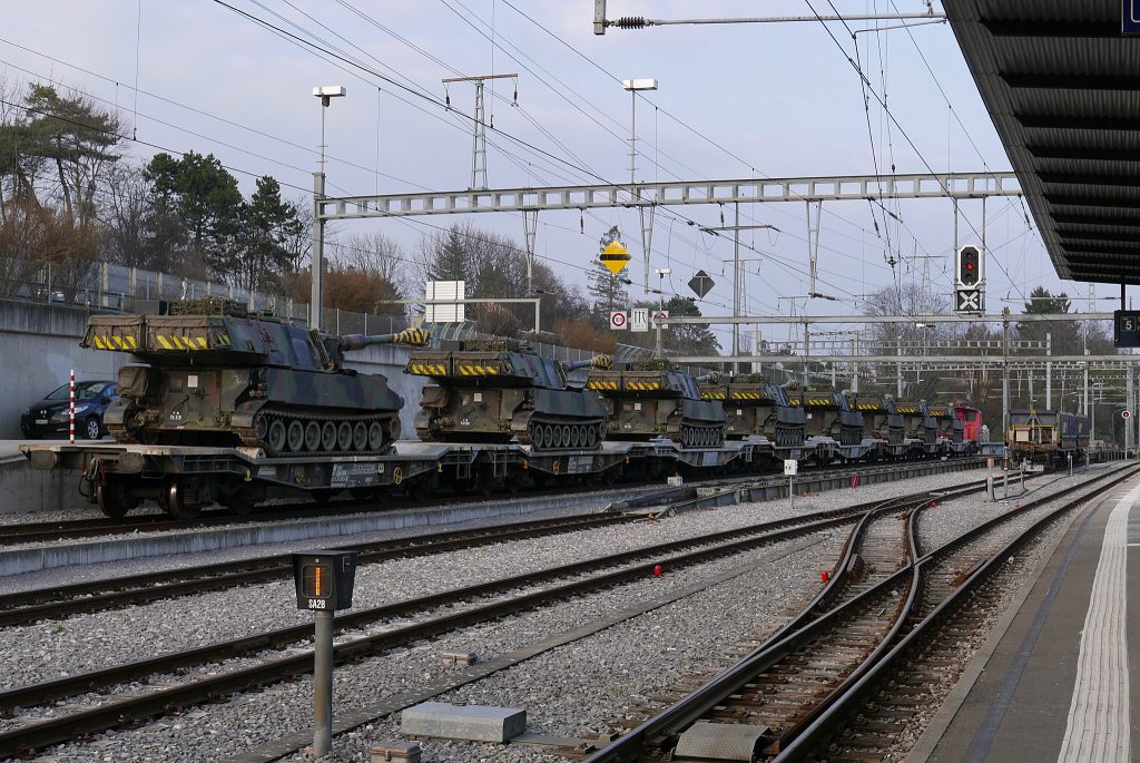 Transport d'obusiers blindés, gare de Morges (Suisse)