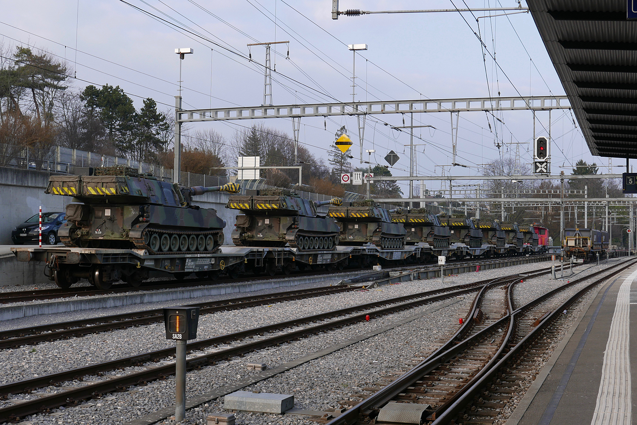 Transport d'obusiers blindés, gare de Morges (Suisse)