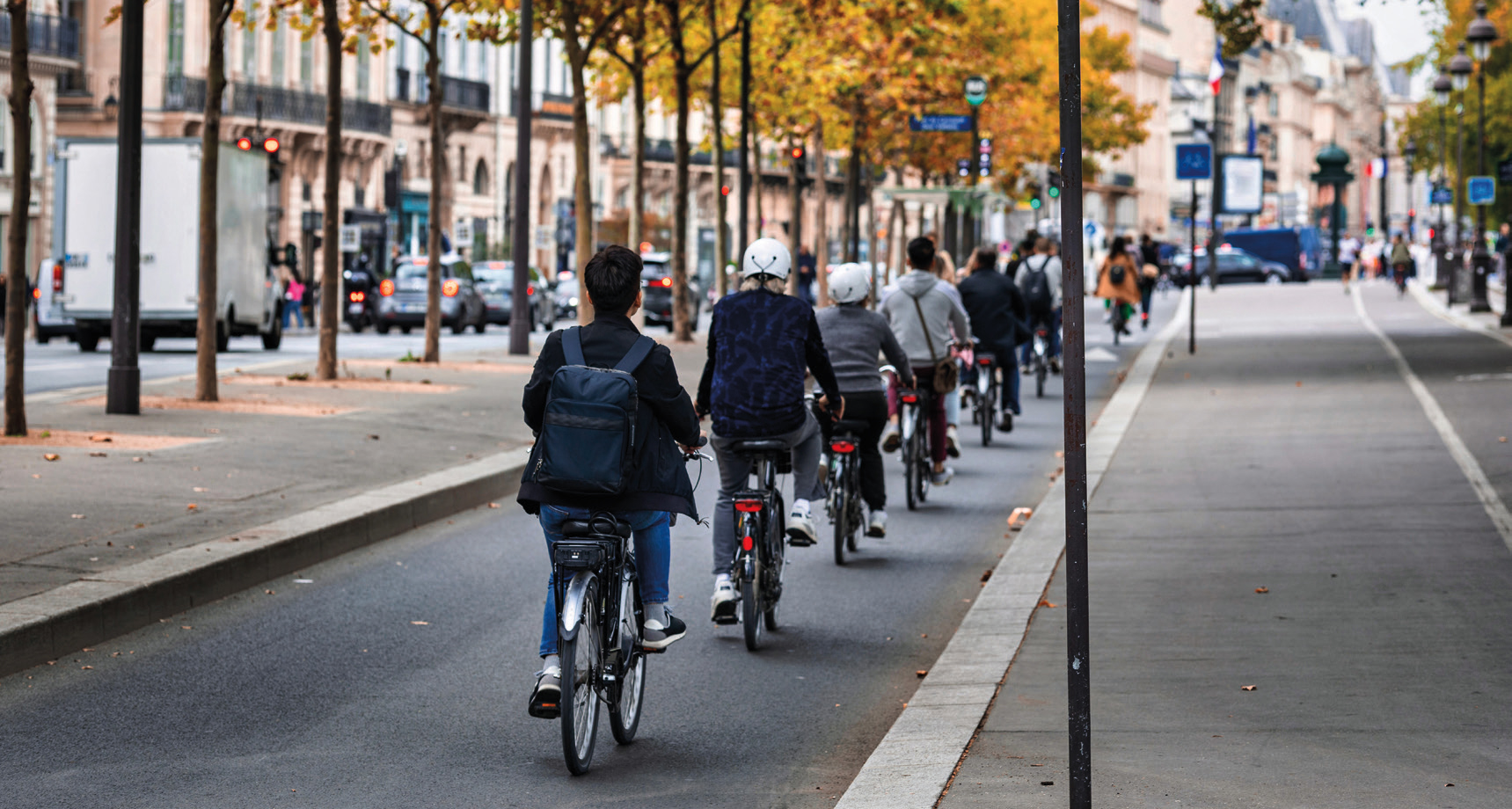Cyclistes le long de la Seine à Paris.