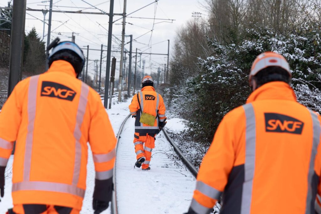 Agents SNCF Réseau intervenant sur un réseau enneigé en janvier 2026