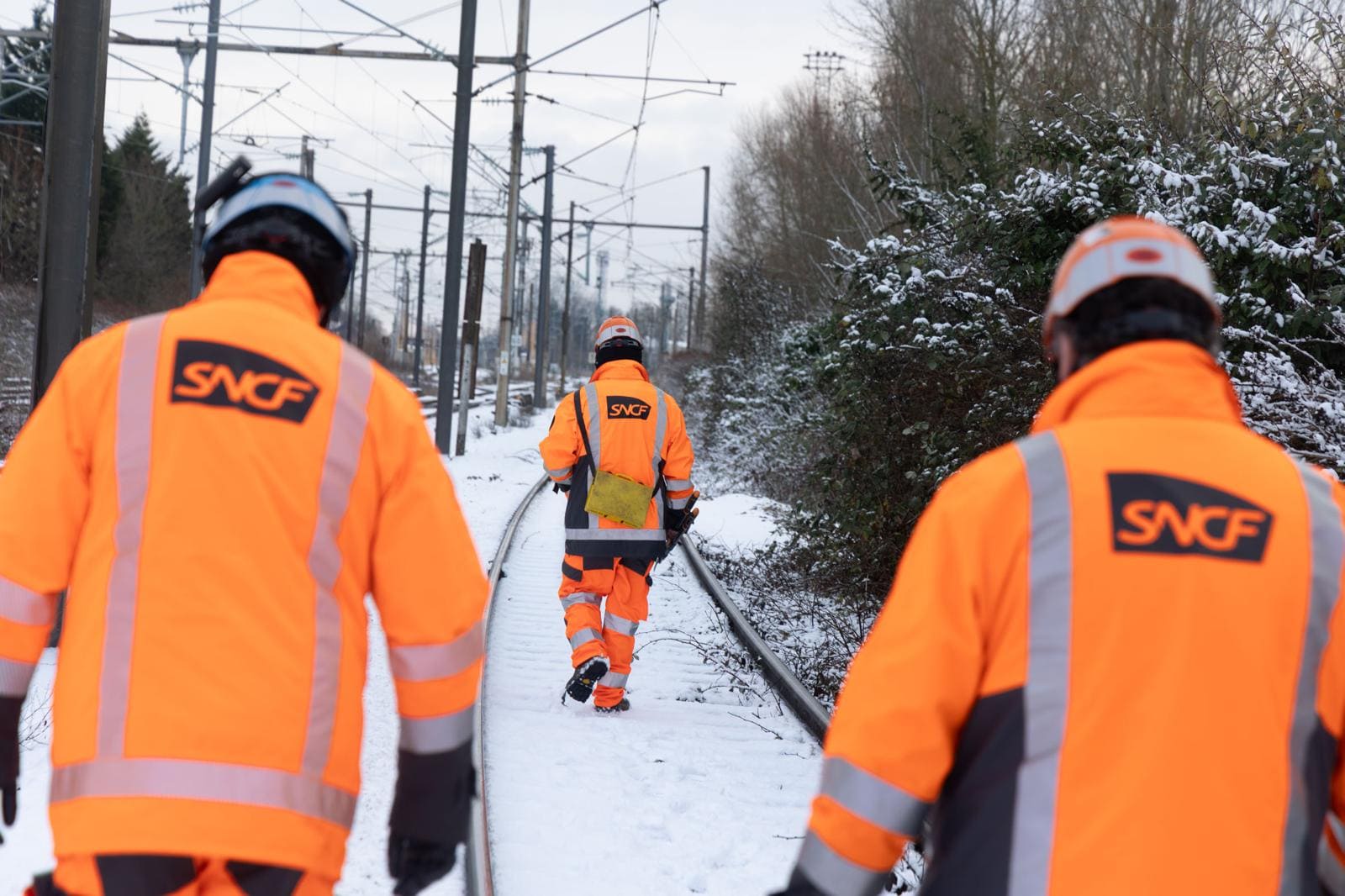 Agents SNCF Réseau intervenant sur un réseau enneigé en janvier 2026