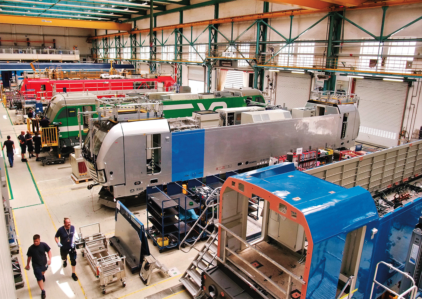 Dans le grand hall d’assemblage de l’usine Siemens d’Allach, les Vectron reçoivent l’ensemble de leurs équipements.