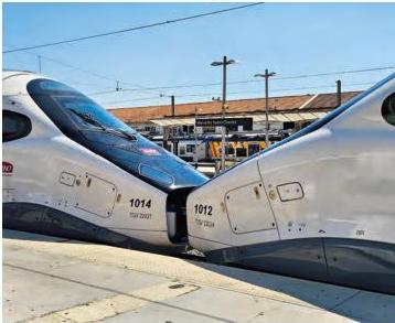 TGV-M. Le train aux 400 innovations 1 Les TGV M 1014 et 1012 en gare de Marseille-St-Charles.