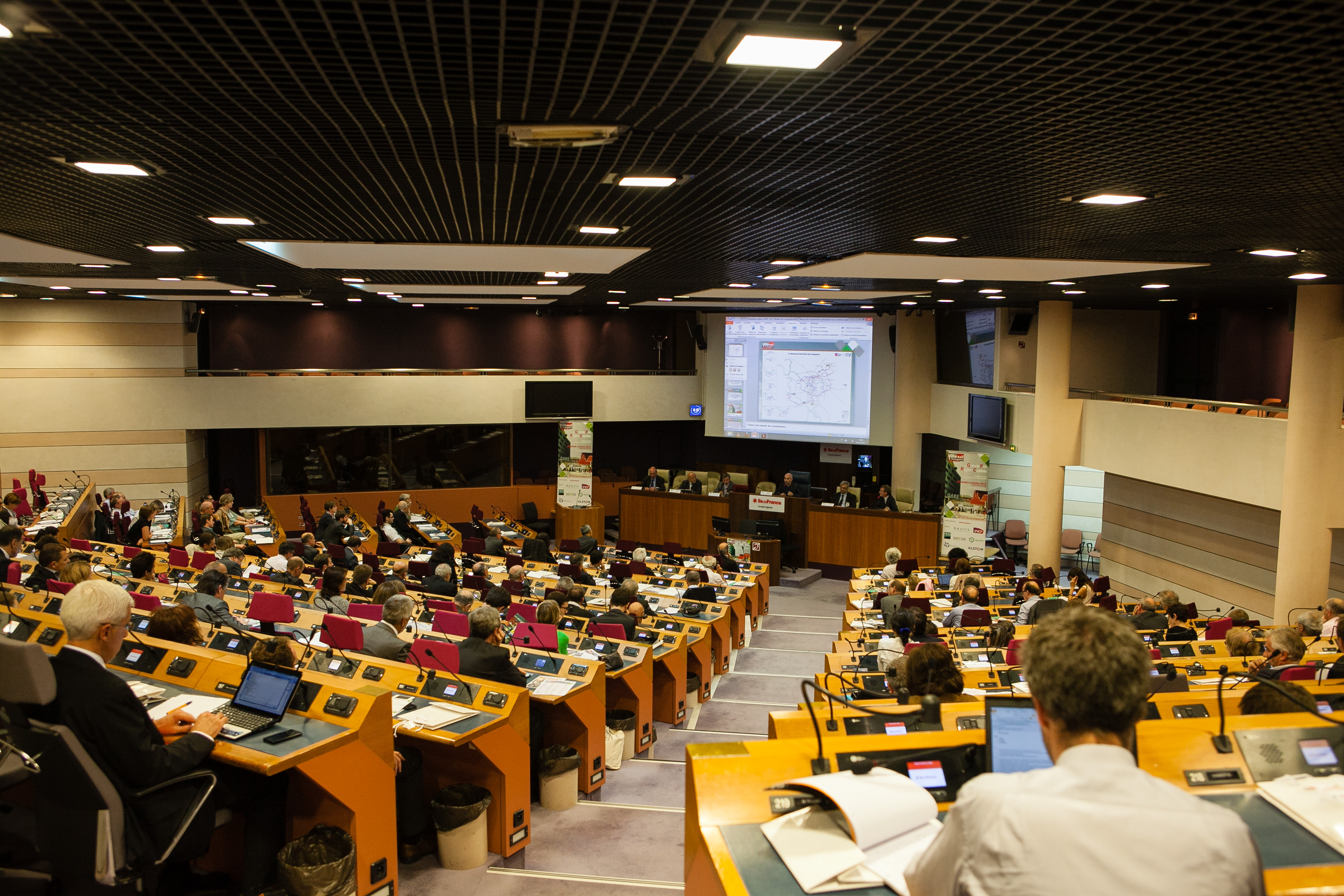 (c) Sebastien Munoz Photorail
Les Grands Prix de la Region Capitale 2013
Vendredi 4 Octobre 2013e Conseil régional dIle-de-France
Conférence « Grand Paris
Express : Quelle gare veut-on pour la région ? »
François DUMONT, Directeur de la rédaction du magazine VRT 
Pierre SERNE
Vice-président du Conseil régional d'Île-de-France chargé des transports et des mobilités, et vice-président du STIF
Etienne GUYOT Président du directoire de la Société du Grand Paris
Yo KAMINAGAI
Délégué à la conception - département maîtrise d'ouvrage des projets à la RATP
Daniel CUKIERMAN
Conseiller du président de Transdev