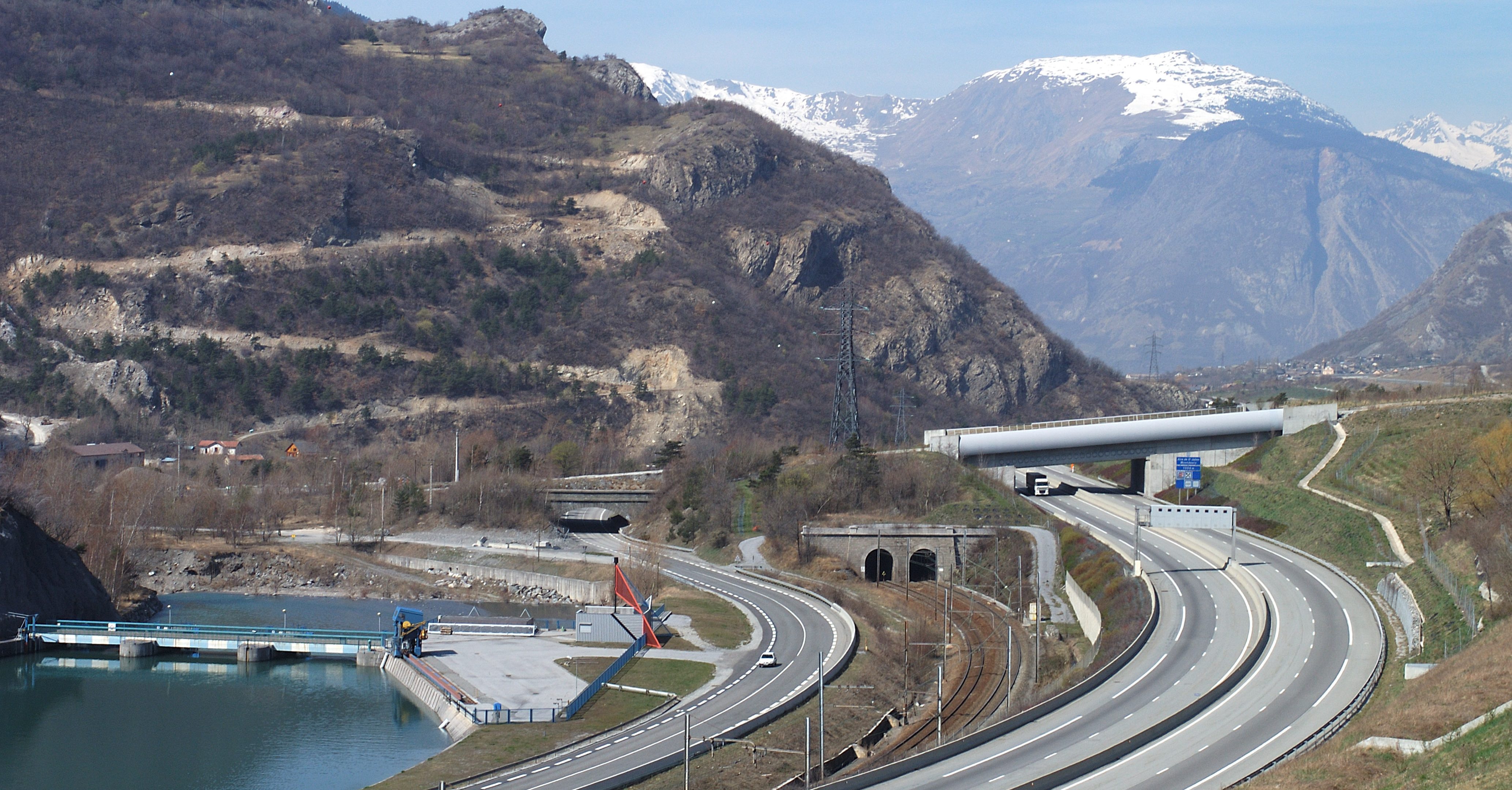 Saint-Michel de Maurienne - Double voie en sortie de tunnel, l'Arc, la RN566 et la E70.
(c)  RFF / GIRAUD Philippe