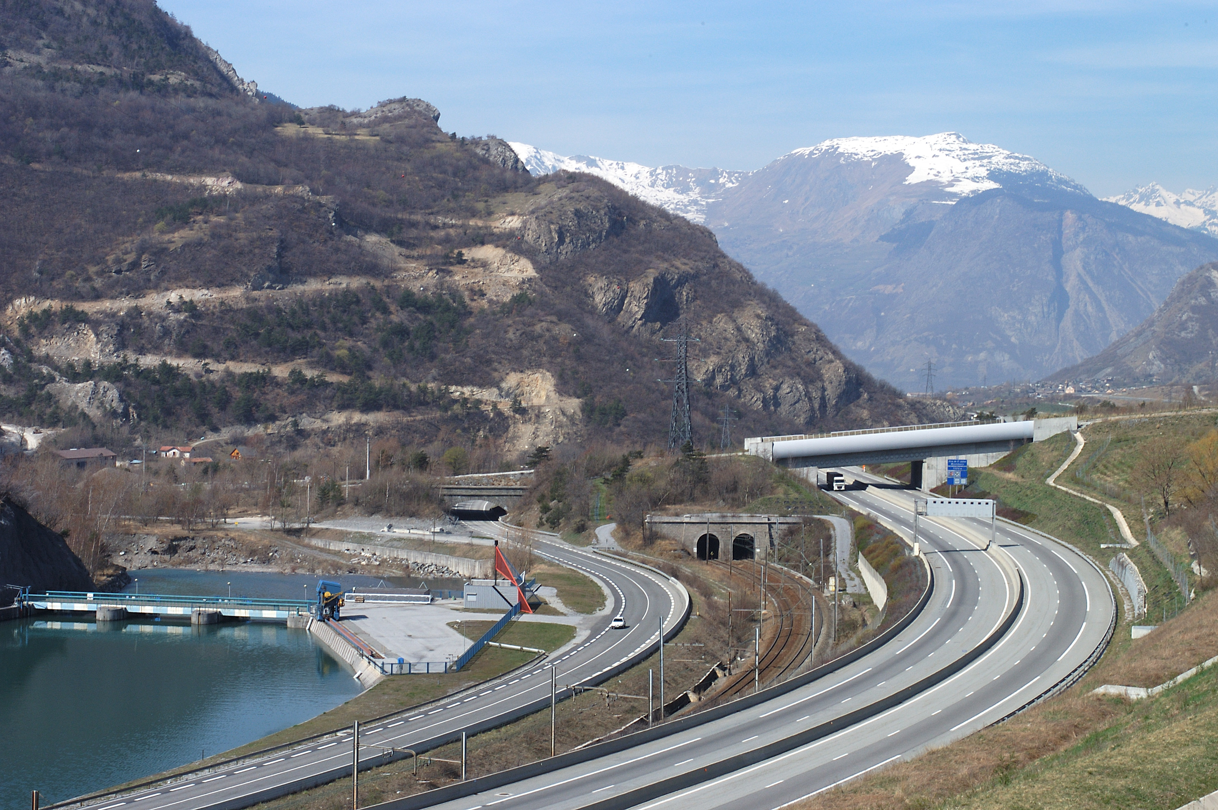 Saint-Michel de Maurienne - Double voie en sortie de tunnel, l'Arc, la RN566 et la E70.
(c)  RFF / GIRAUD Philippe