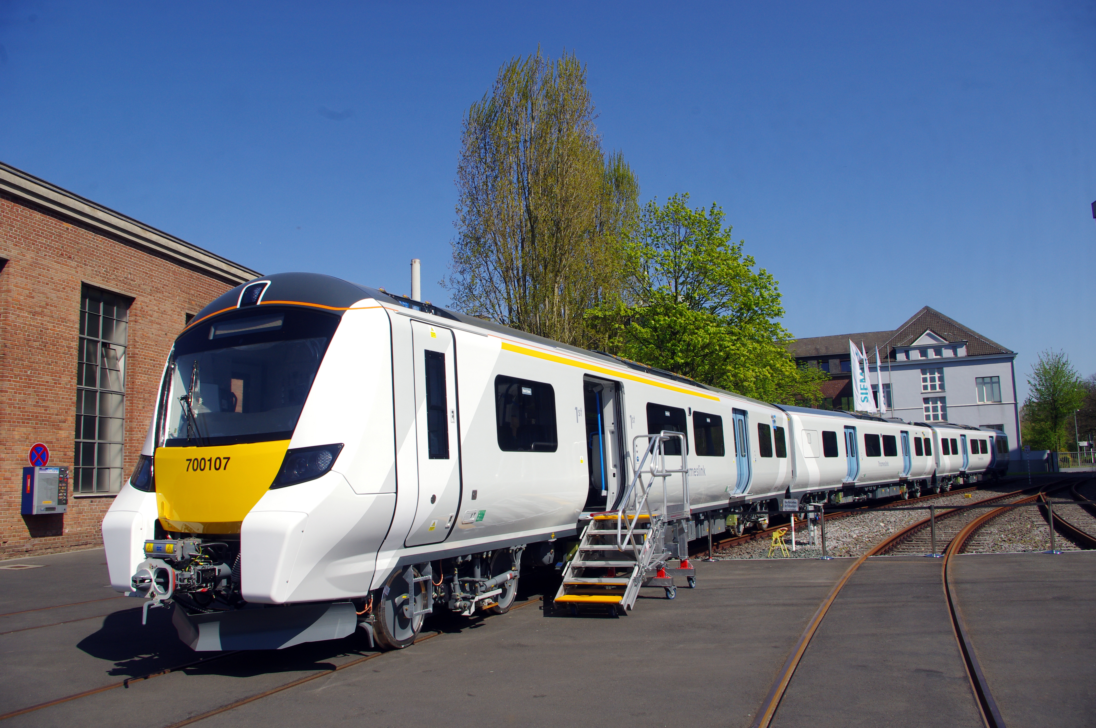20 avril 2015
Usine Siemens de Krefeld-Uerdingen - Allemagne
Construction des rames Class 700 pour Thameslink
Trois voitures de la rame 700107 dans la cour de l'usine.
(c) Patrick Laval