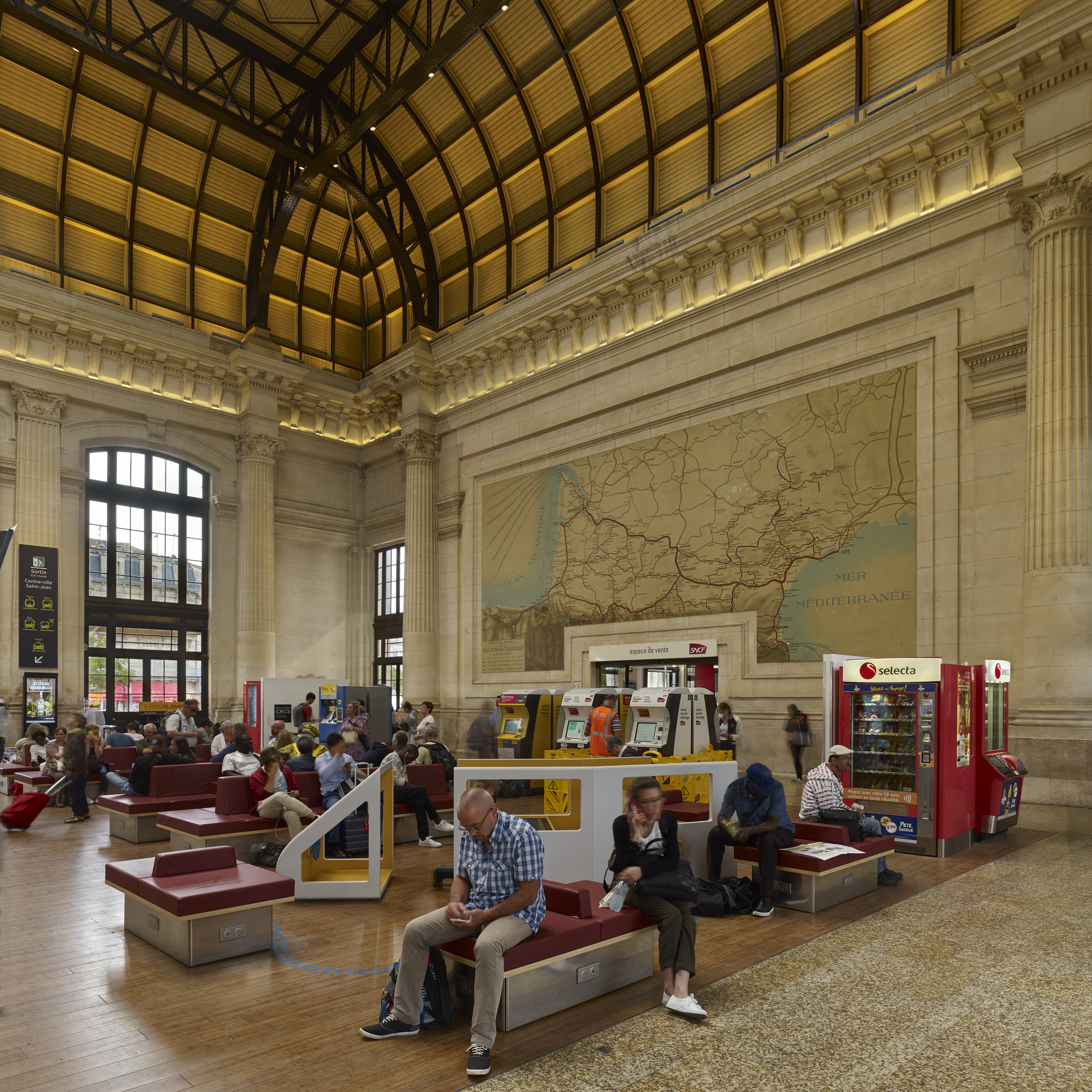 Gare de Bordeaux Saint-Jean, hall 1 - KIT "espace enfant" et l'attente connectée (juin 2017)