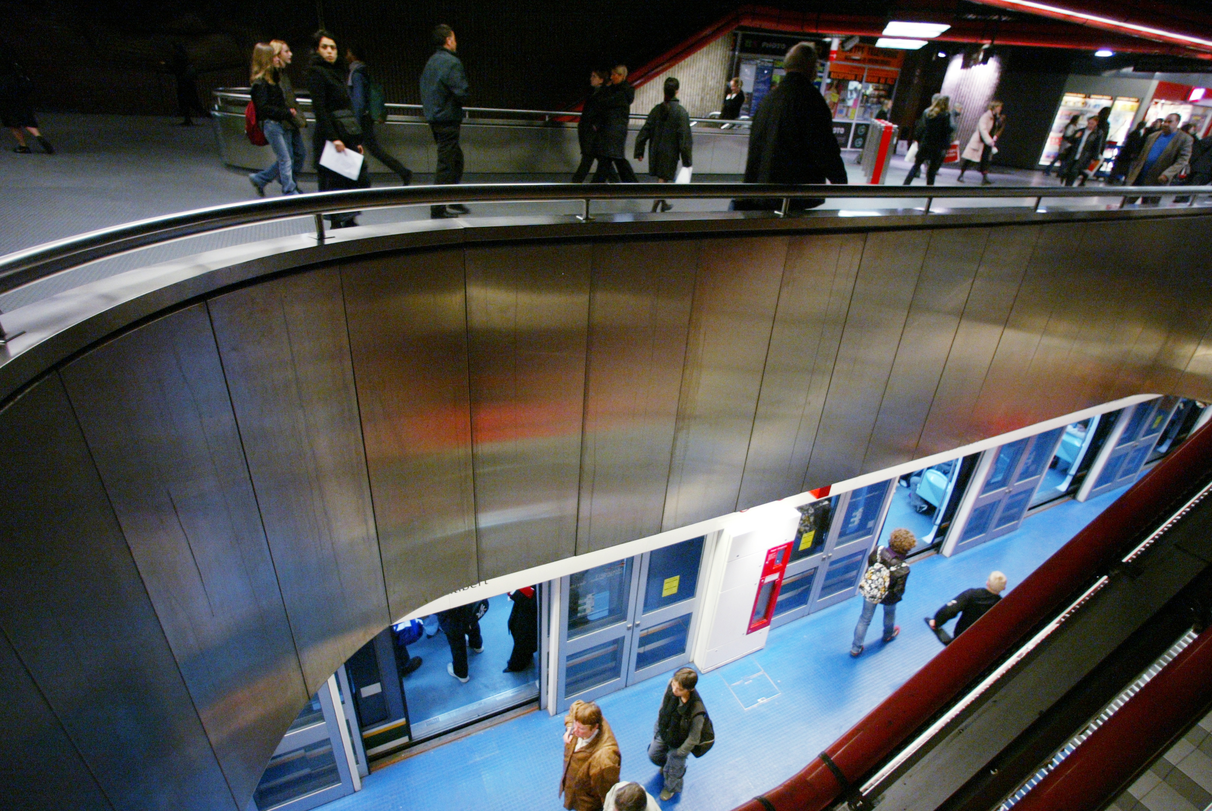 Christophe RECOURA - Photorail - La Vie du Rail
Jeudi 6/11/2003
Tranports urbains de Lille
Transpole
Station Val Lille Flandres
