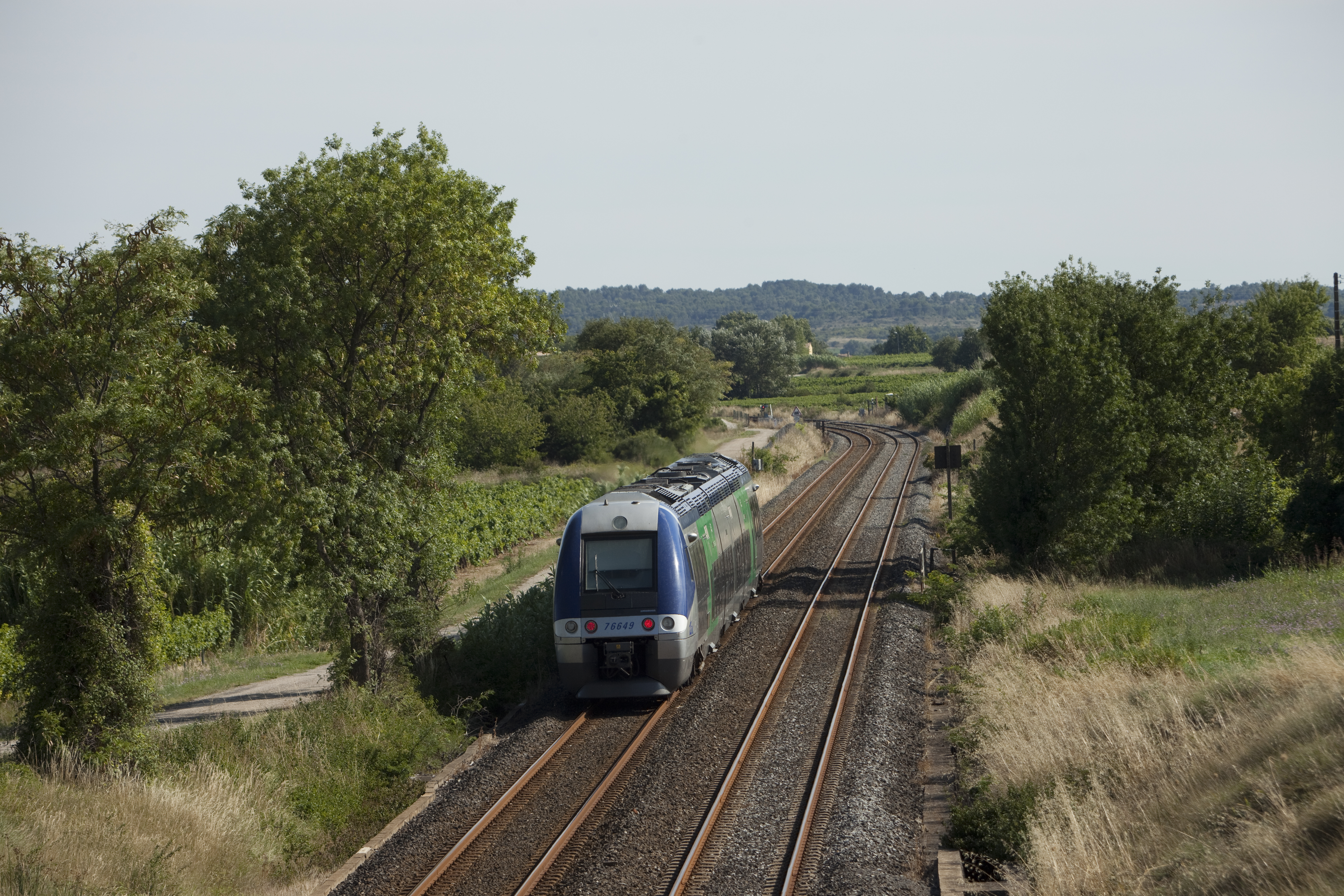 Illustration generique de voie et de materiel roulant (TER) entre les villes d'Ales et de Nimes.
