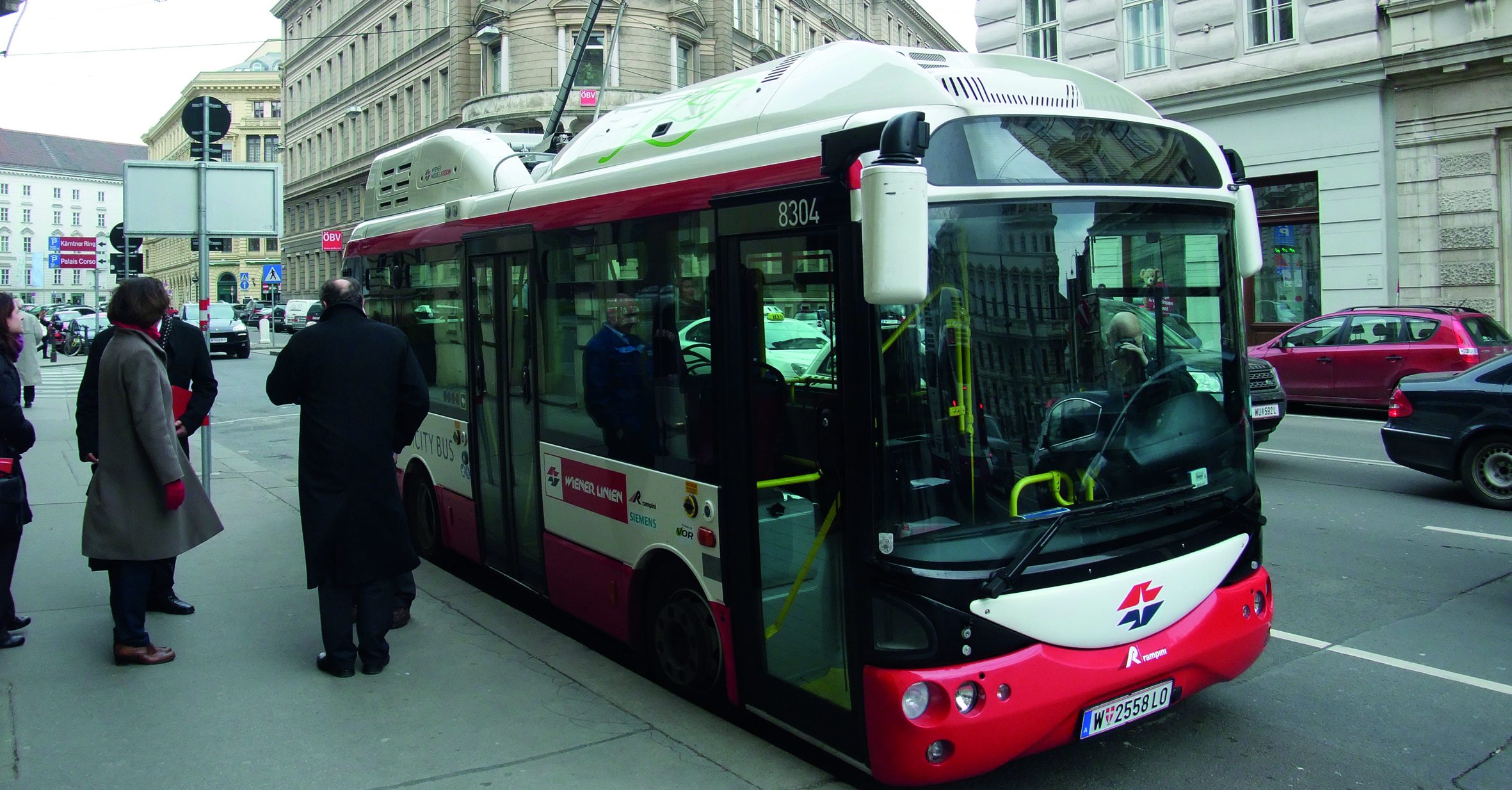 Particularité de l’« opportunity charging » développé par Siemens pour l’opérateur Wiener Linien à Vienne (Autriche), le pantographe sur toiture capte le courant à partir d’une courte ligne aérienne bifilaire branchée sur le réseau des tramways.