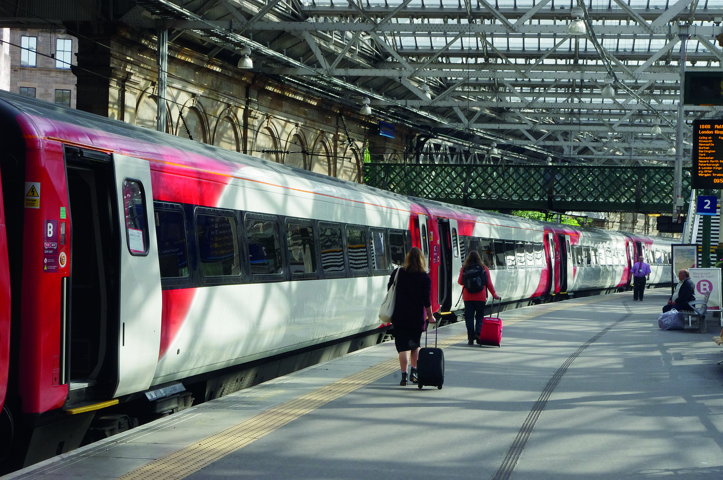 Pourtant prestigieuse, 
la East Coast Main Line (ECML) incarne 
les déconvenues 
des franchises, avec trois exploitants successifs (Sea Containers, National Express 
et actuellement Virgin Trains) n’arrivant 
pas à honorer leurs versements à l’autorité organisatrice, le ministère des Transports.