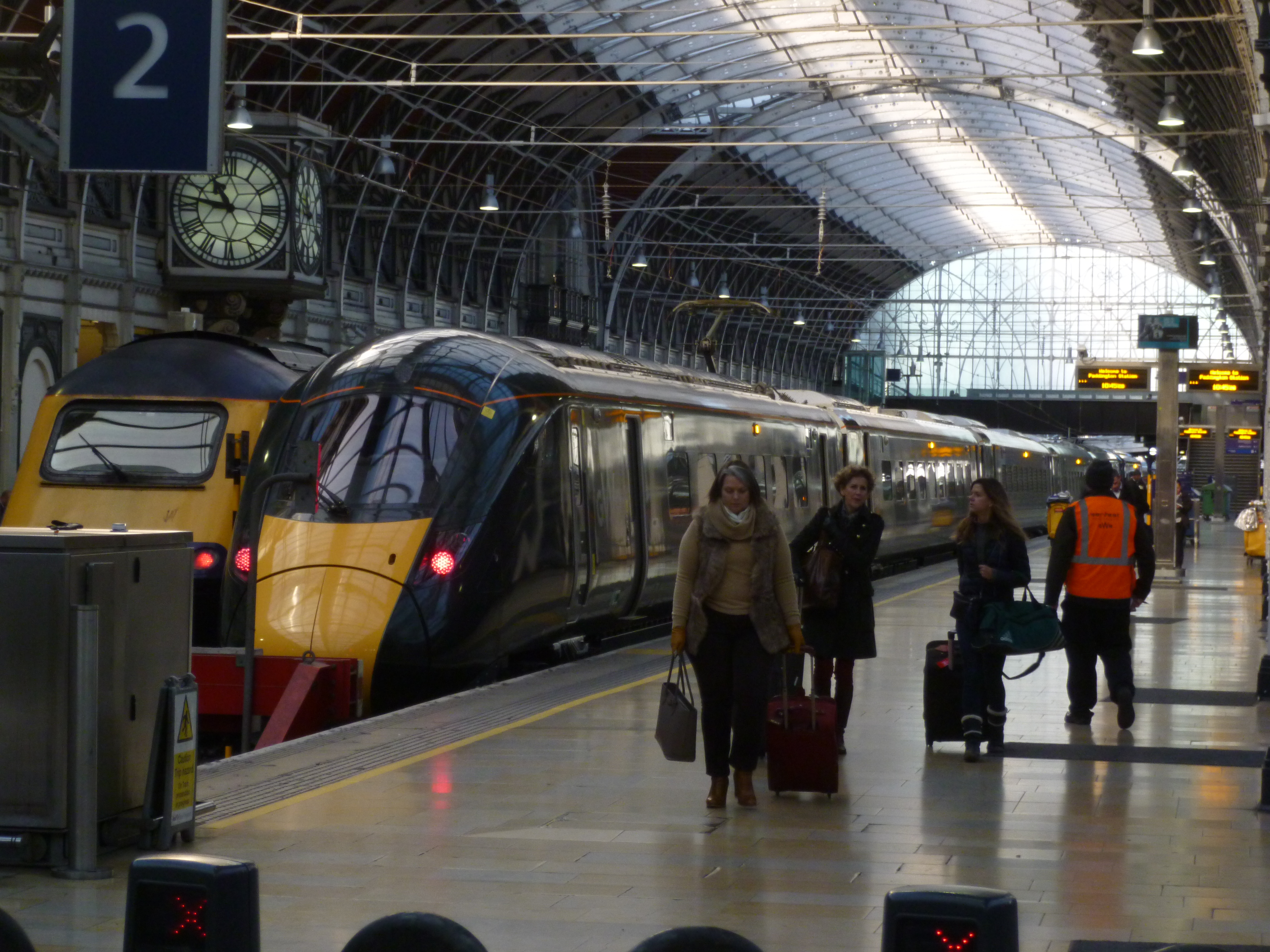 La fréquentation des trains britanniques 
a connu un spectaculaire redressement, passant de 700 millions 
de voyages en 1995 
à 1,7 milliard par an actuellement. 
(ici la gare de Paddington, à Londres).