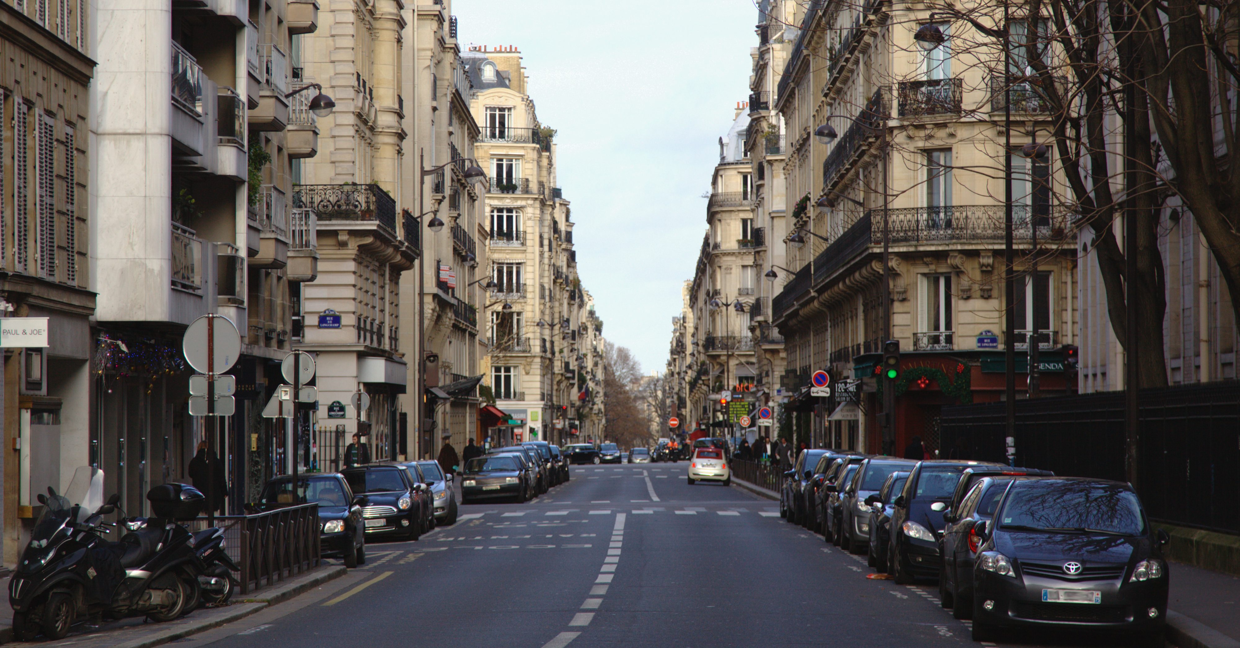 Paris va augmenter le coût du stationnement et mettra fin en 2022 à la gratuité pour les motos