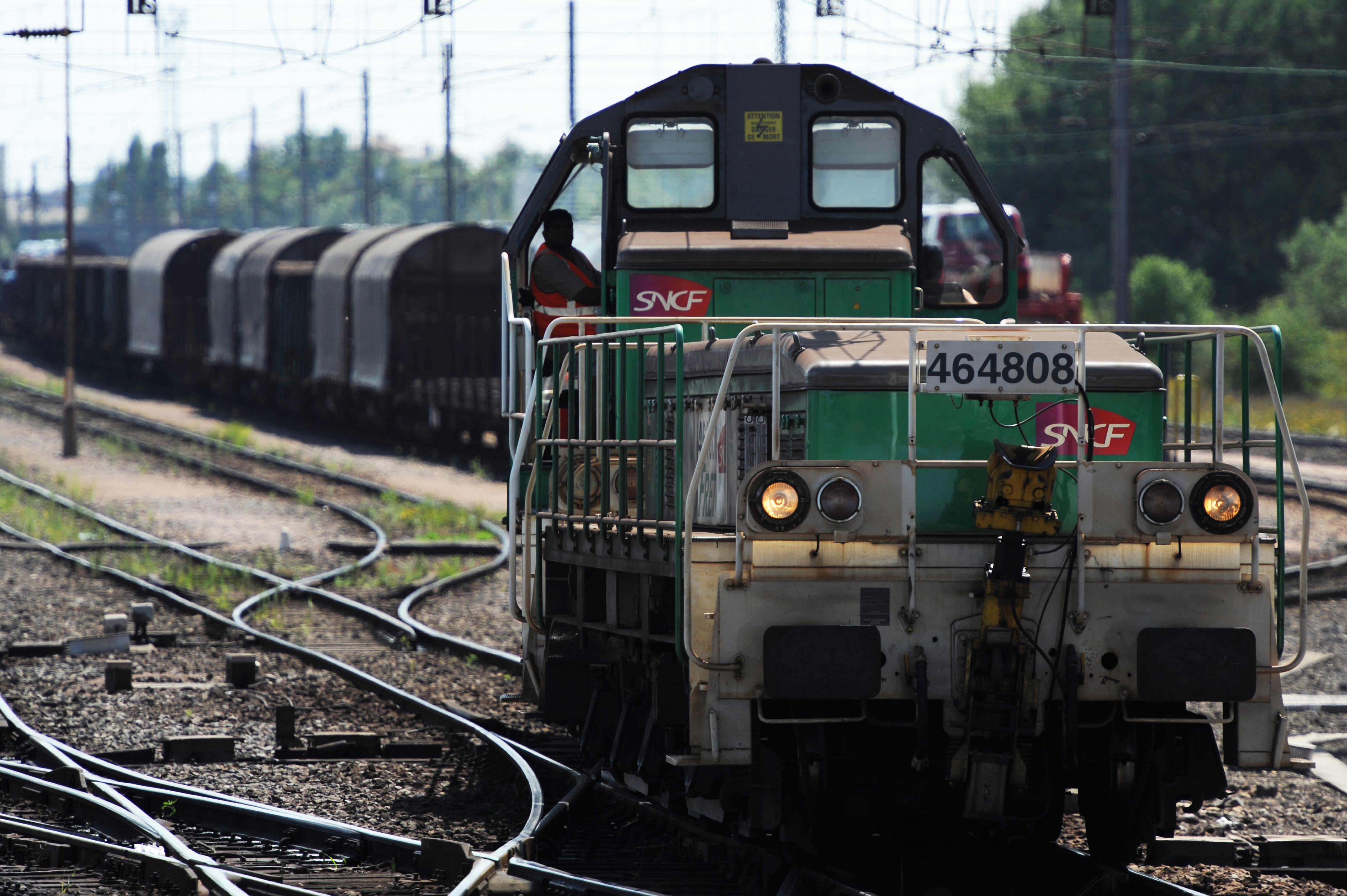 Illustration generique de voie et de trains de fret.