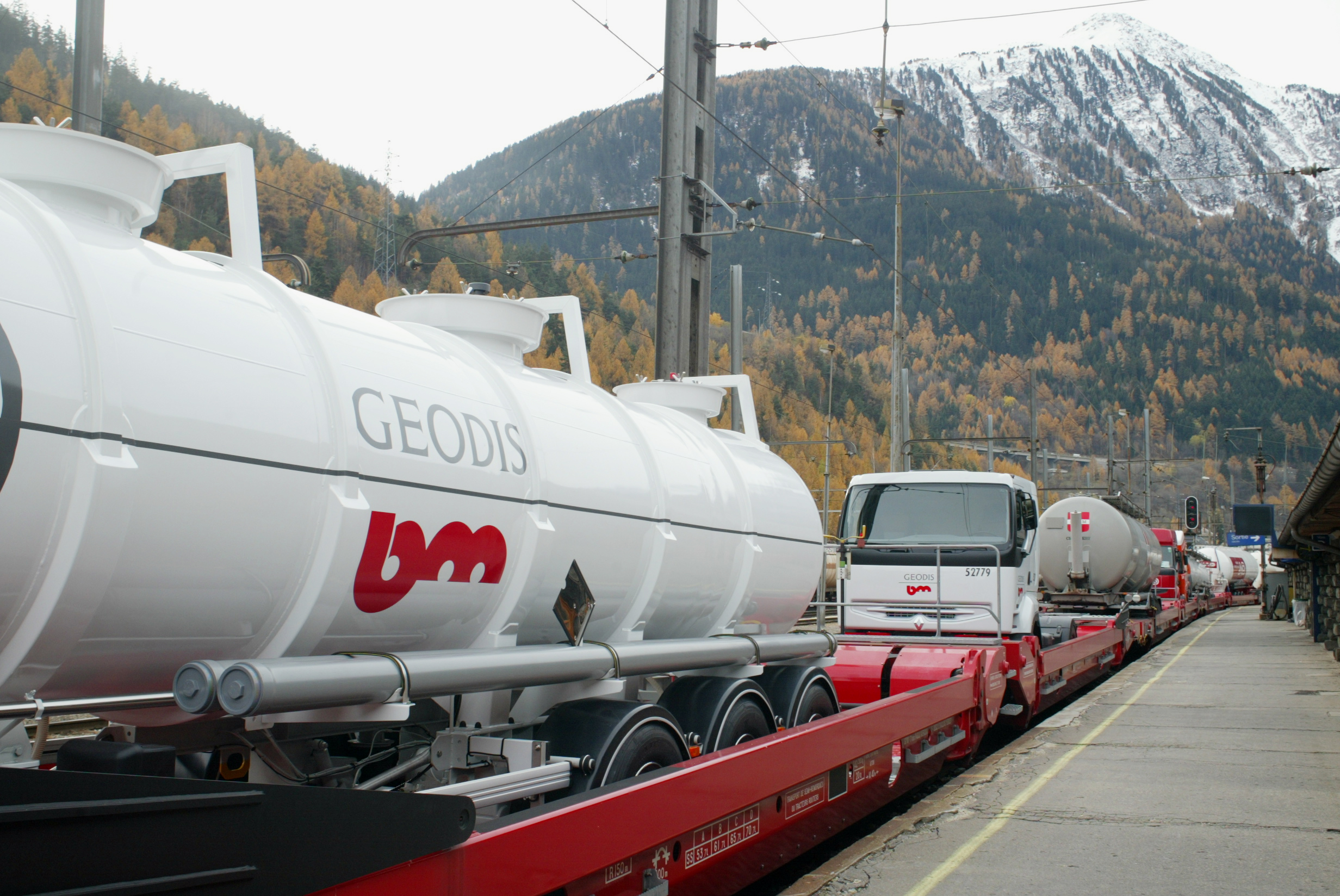 Christophe RECOURA- Photorail - La Vie du Rail
Vendredi 14/11/2003
Bourgneuf - Aiton Maurienne - MODALOHR
Louis Gallois visite le terminal et assiste au chargement d un train de camions
Train a destination de l Italie