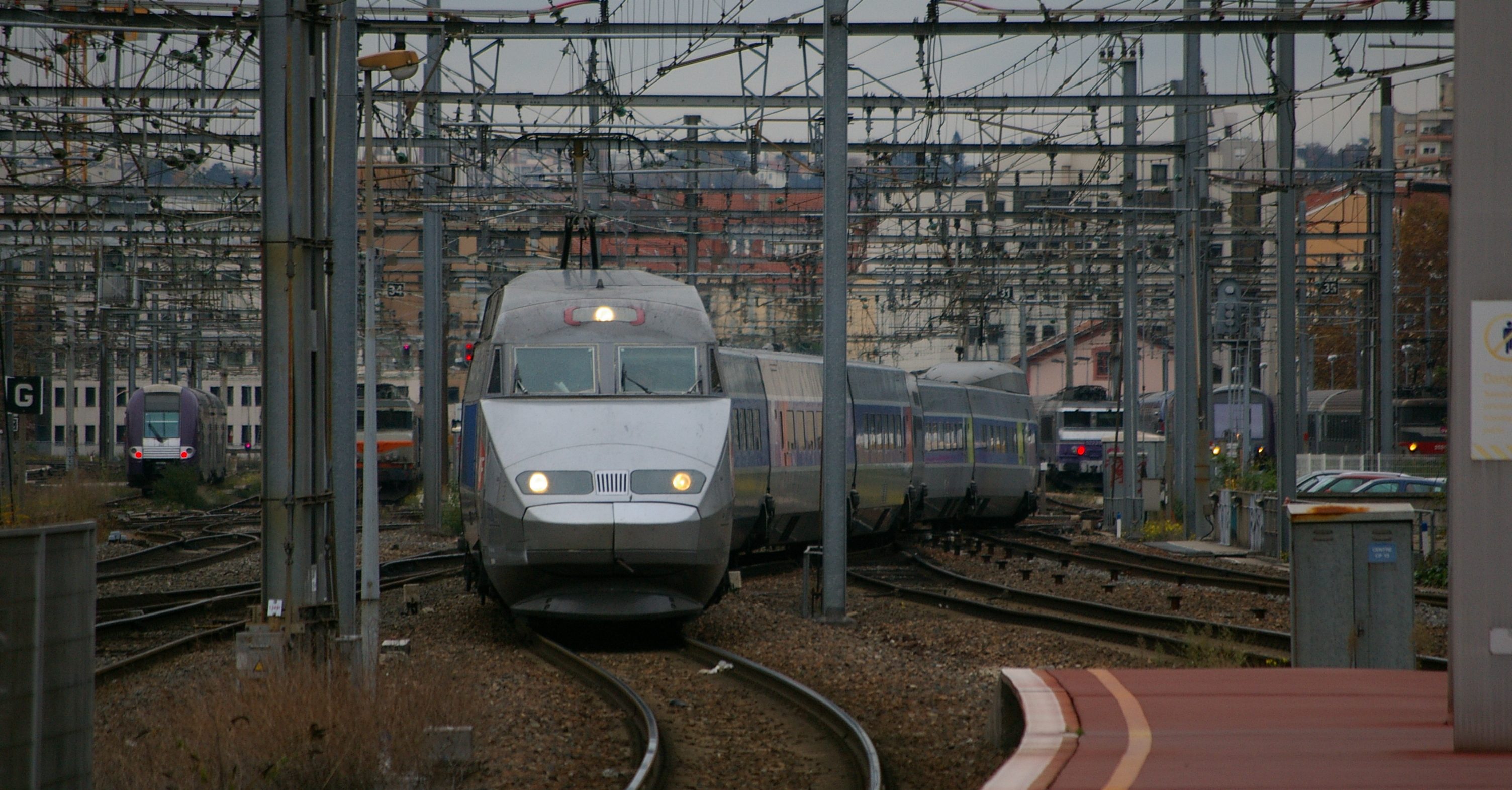 Un TGV arrive à Lyon Part-Dieu