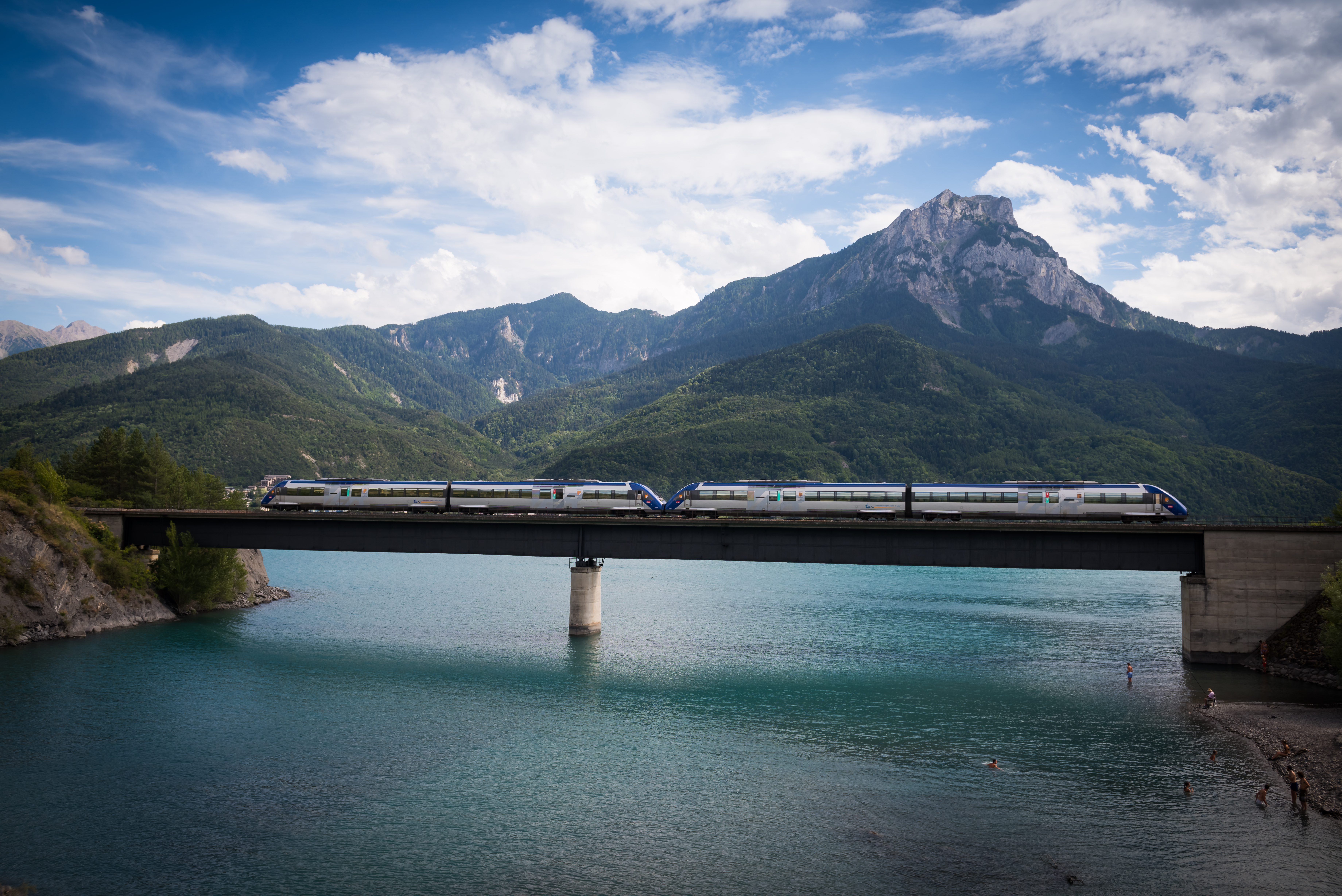 Pont sur le lac de Serre Poncon, sur la ligne Gap - Briancon.