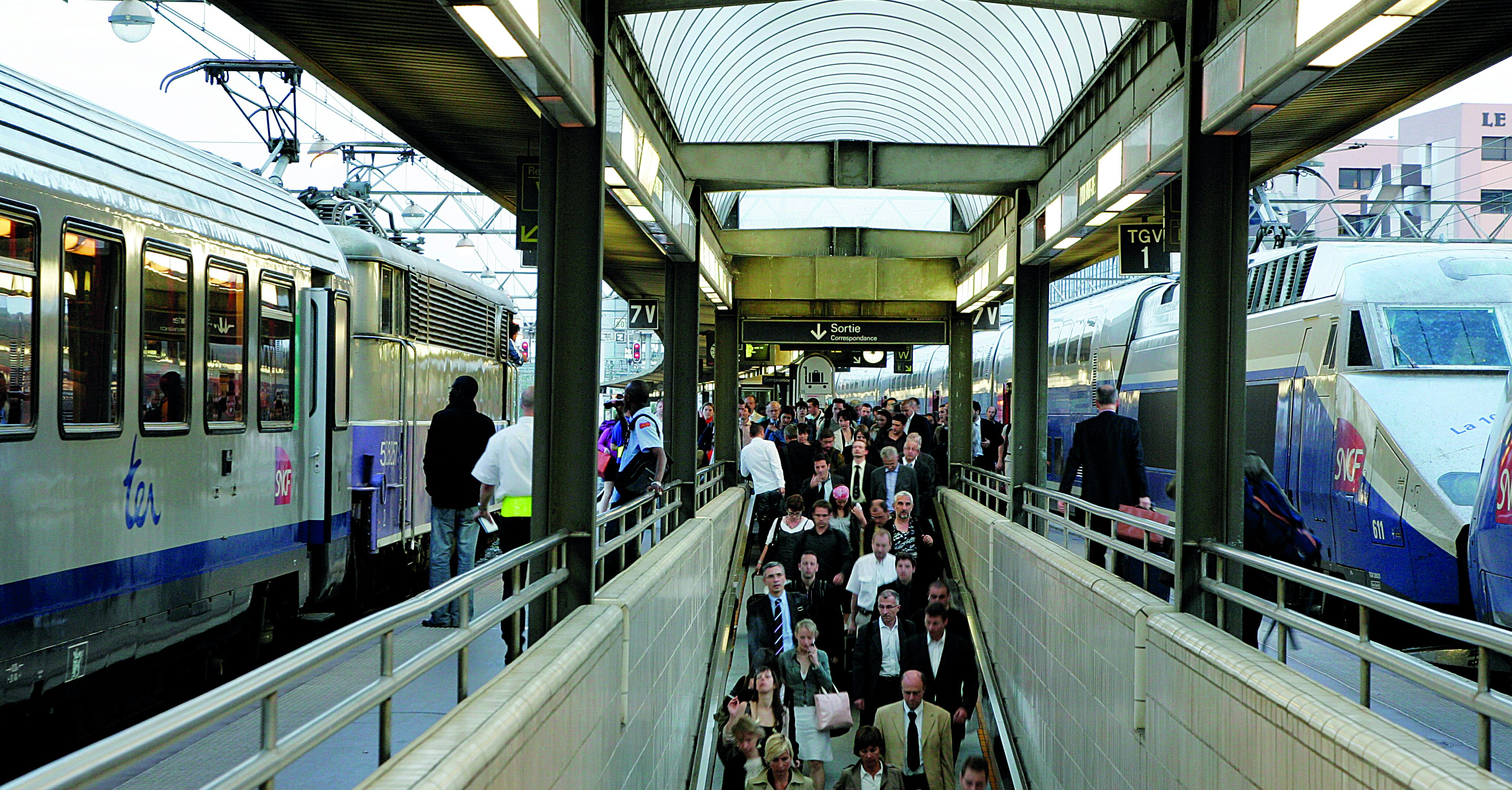 Train TER CORAIL renove, Region Rhone-Alpes, et TGV Duplex (ALSTOM) en gare voyageurs Lyon Part-Dieu - Rampe d'acces aux quais.