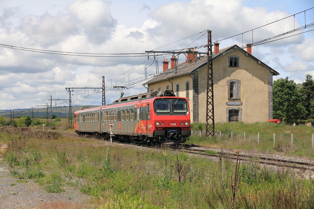 La Z 7508 passe sans Arrêt en direction de St-Flour en gare de Talizat en juin 2011, Cantal, France. 
Juin 2011