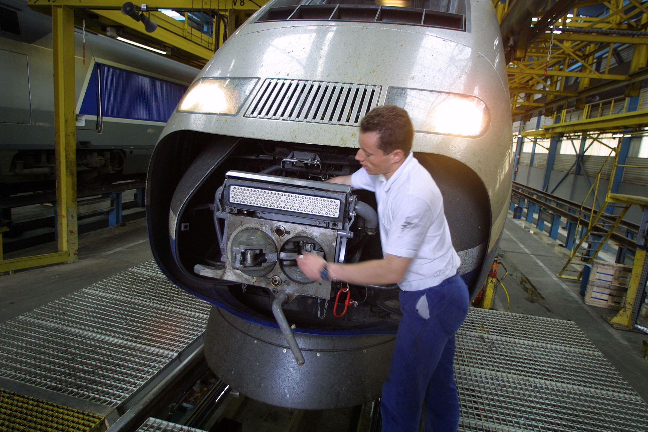 4 avril 2001 Ateliers TGV Sud Est de Villeneuve Mickael MOURLIN intervient sur l'attelage automatique - 04/04/2001 - MOURLIN MICKAEL - (c) Recoura / Editions La Vie du Rail - rec-118328 -  BestOFF = Non