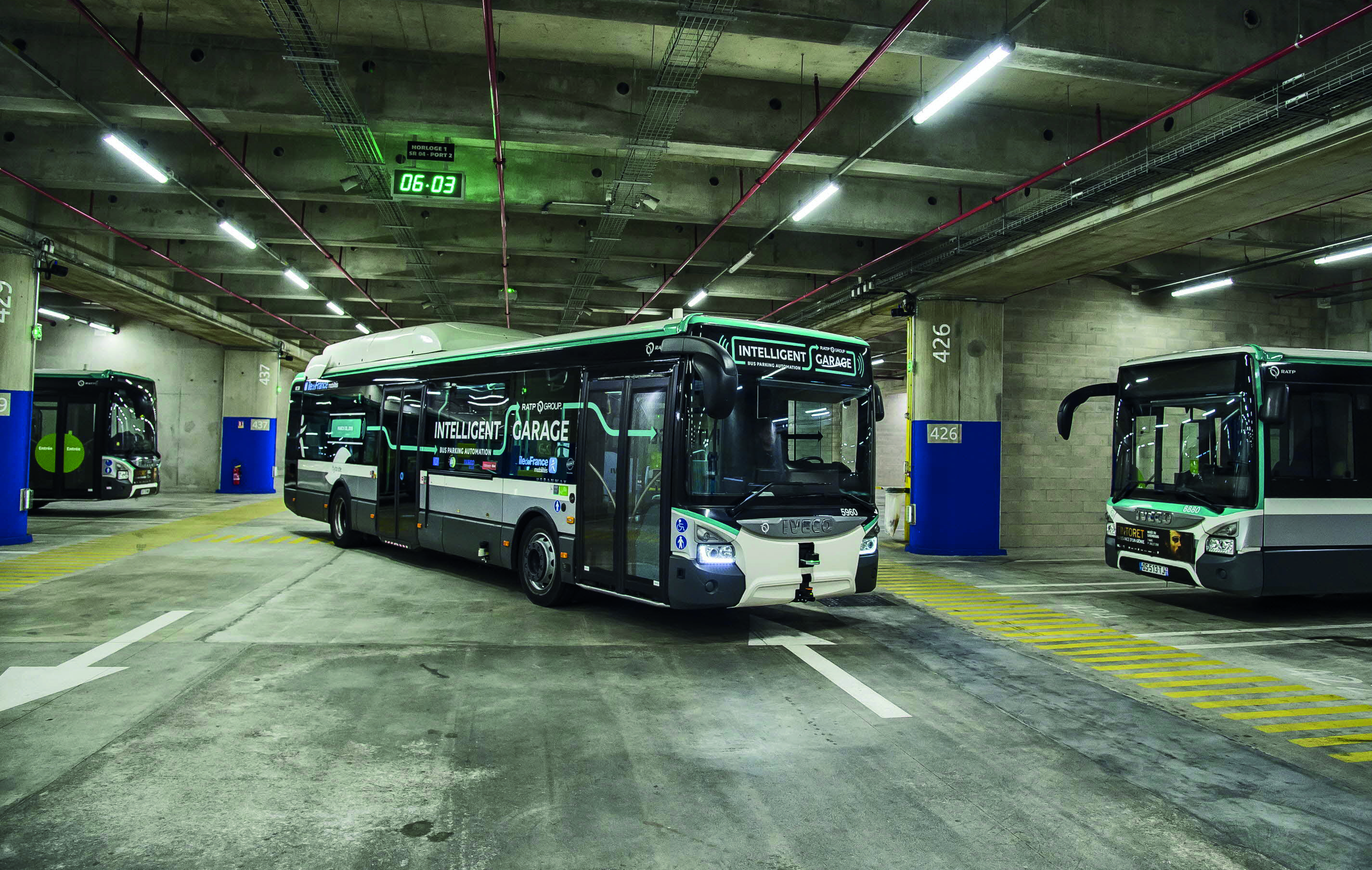 L'EXPERIMENTATION "GARAGE INTELLIGENT" CONSISTE EN UN SYSTEME DE STATIONNEMENT AUTONOME GRACE AUQUEL LES BUS SE GARENT EUX-MEME DANS LES CENTRE-BUS.
L'OBJECTIF EST D'OPTIMISER LA PLACE DISPONIBLE DANS LES CENTRES BUS SITUES EN ZONE DENSE ET DE GAGNER DU TEMPS EN PERMETTANT AUX BUS DE SE GARER SEULS.