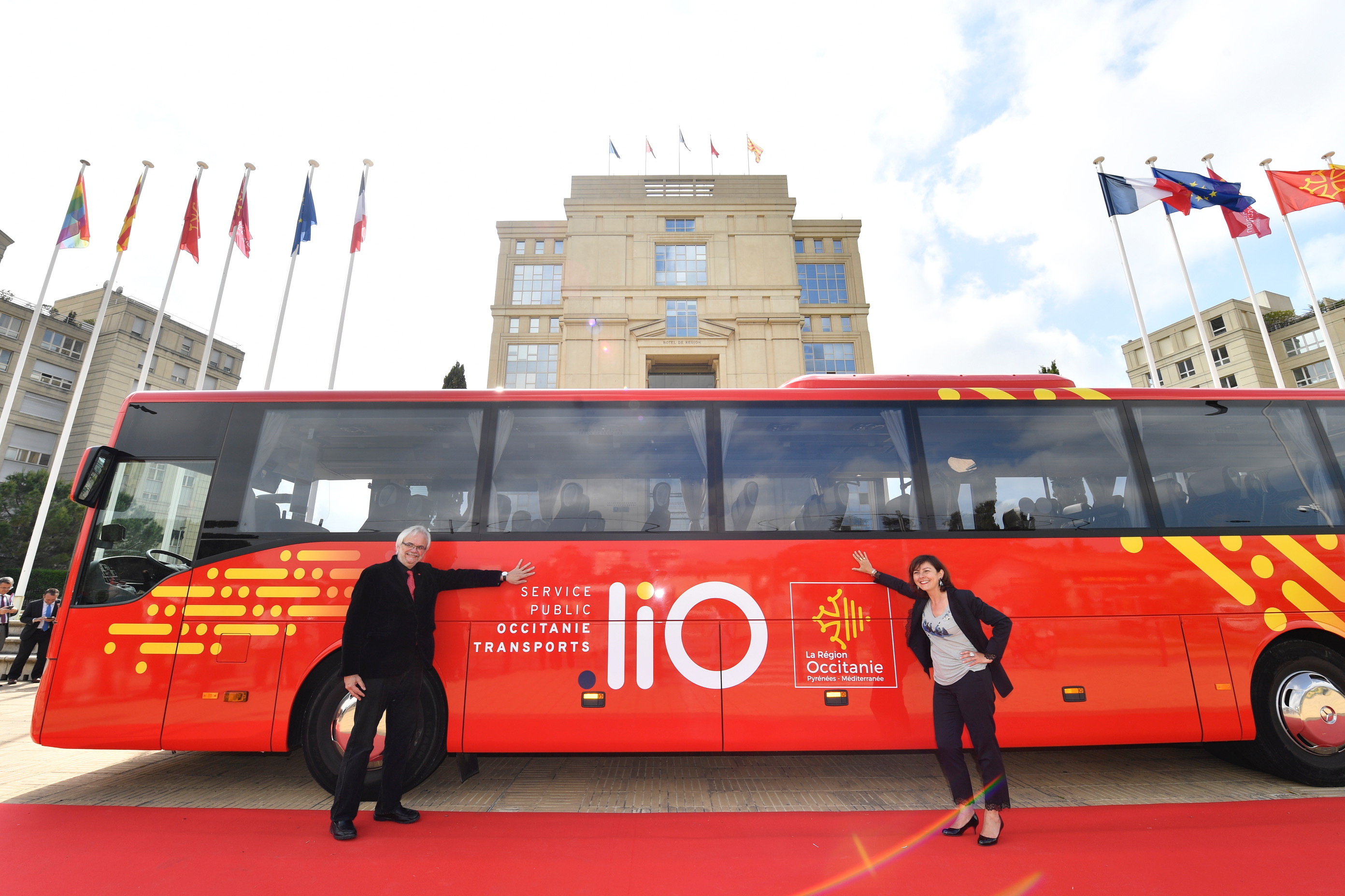 Carole Delga et Jean-Luc Gibelin devant la nouvelle livrée de bus