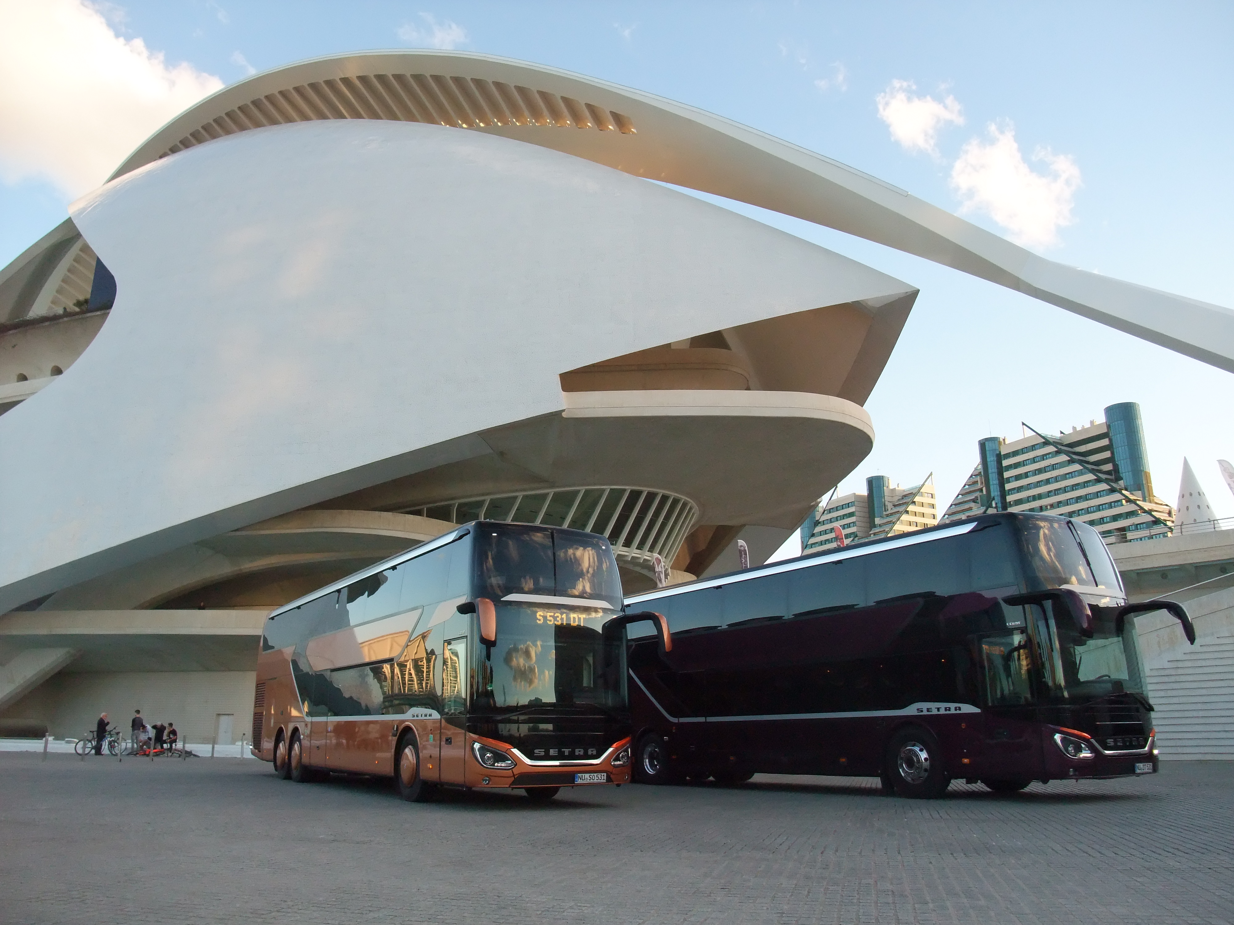 Devant l’Opéra 
de Valence, en Espagne, 
les deux prototypes 
du futur autocar 
à étage Setra S 531 DT, 
l’un en version « ligne » (à gauche, sur la photo), 
et l’autre en version « grand tourisme ».
