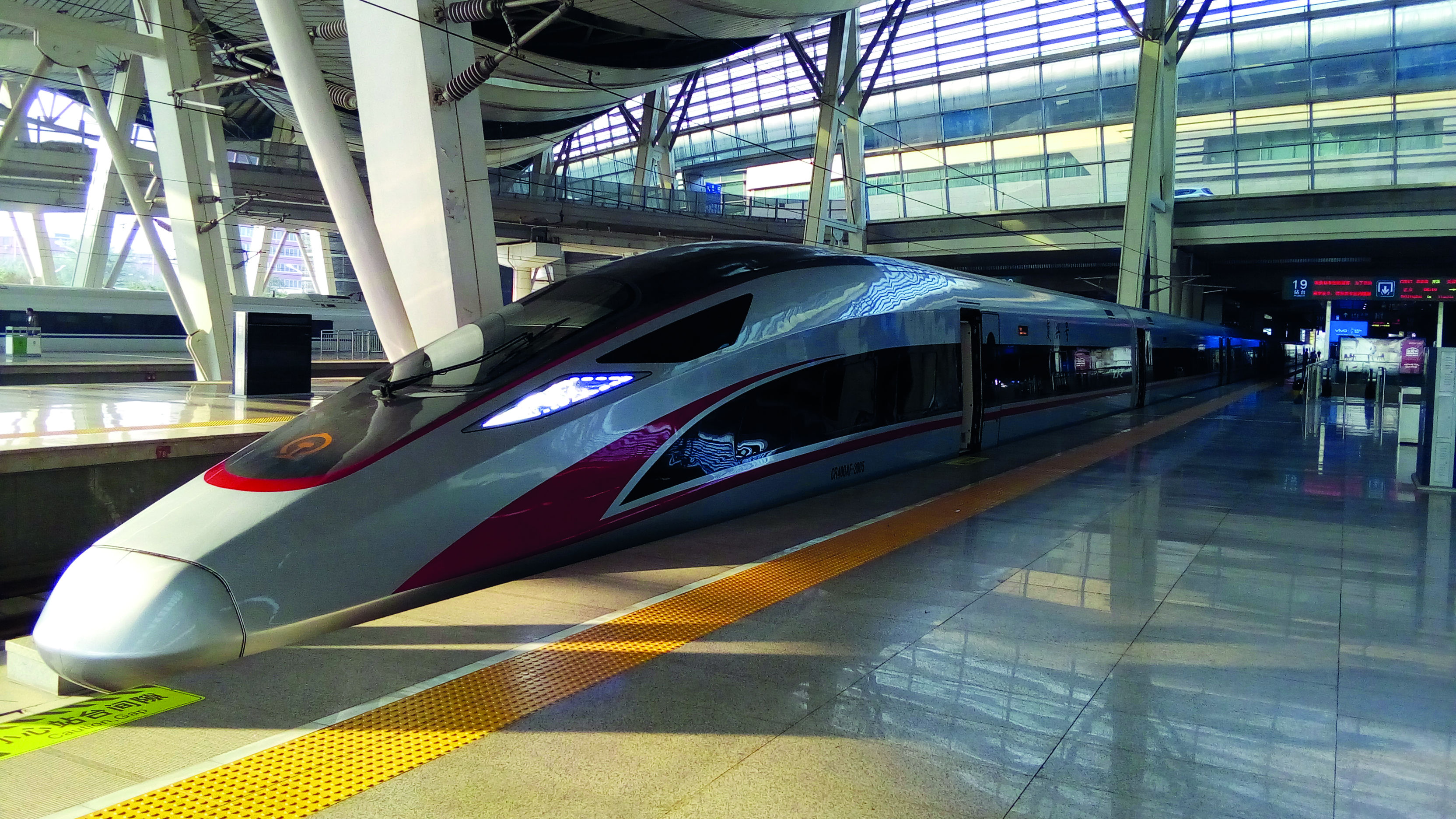 Un des points forts de la grande vitesse chinoise : sa nouvelle génération de trains à grande vitesse Fuxing qui circulent à une vitesse commerciale de 350 km/h.