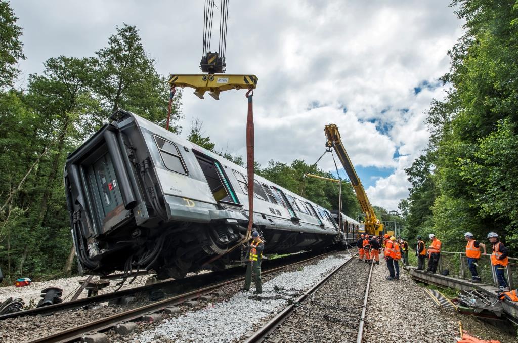 RELEVAGE DE LA PREMIERE VOITURE SUITE A L'ACCIDENT DU RER B