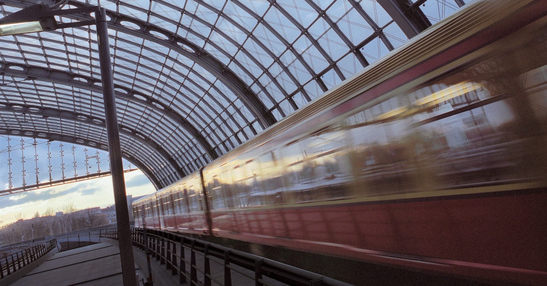 S-Bahn Berlin
Bahnsteighalle der Ost-West-Strecke (Stadtbahn) Berlin Hauptbahnhof mit Triebzug der S-Bahn Berlin GmbH
Geschäftsbericht DB AG 2004
(bahntech 1/2006)
Nutzungsrecht: Frei
