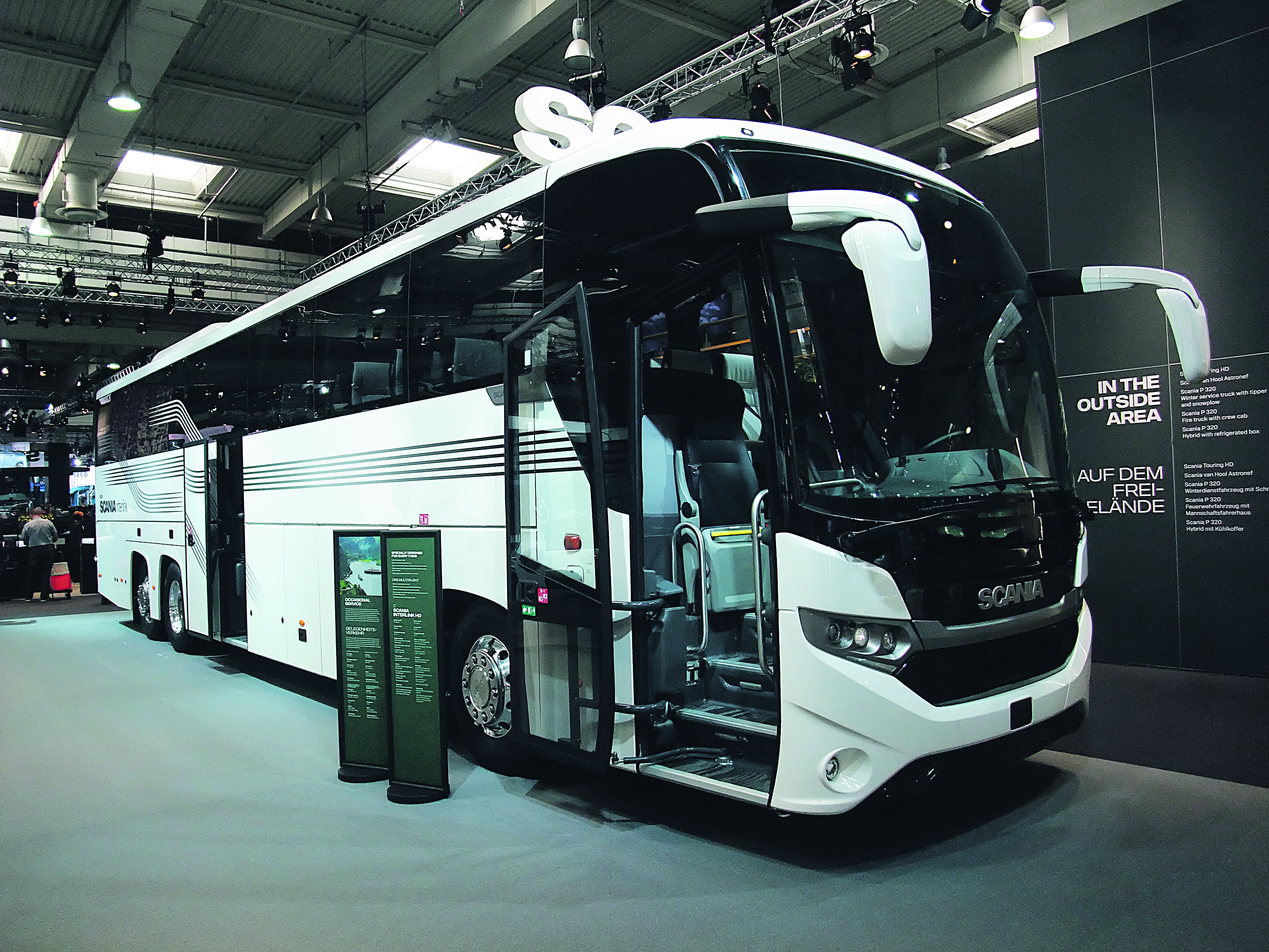 Le constructeur suédois n’abandonne pas le diesel, proposant cet Interlink HD de 14 m sur trois essieux, équipé d’un moteur Euro VI à six cylindres de 450 ch.