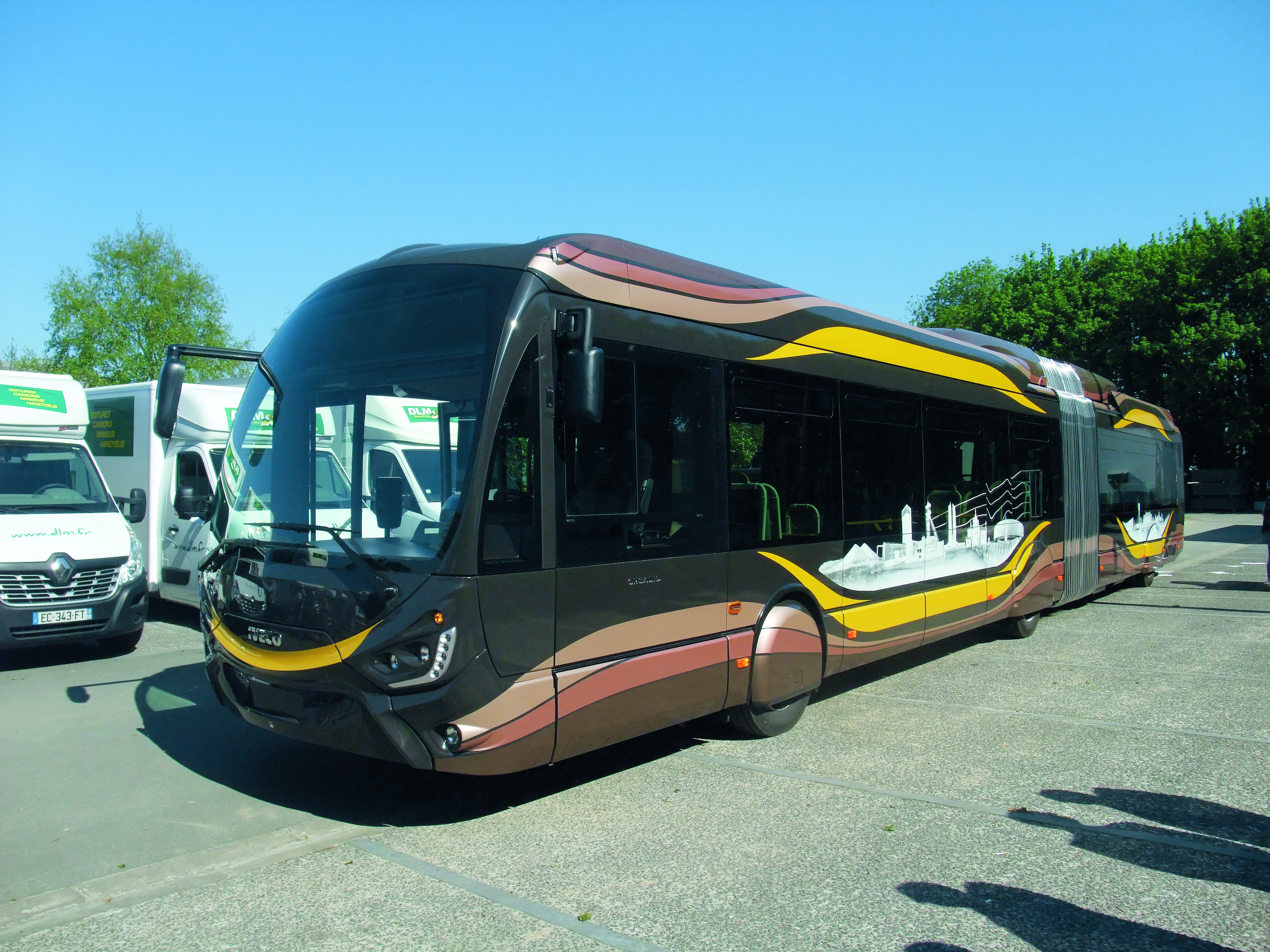 Pour deux de ses futures lignes de BHNS, Lens 
a choisi le Crealis d’Iveco, caractérisé par sa face avant de forme ovoïde. Première pour 
un autobus, le soufflet d’articulation n’interrompt plus les découpes de la livrée.