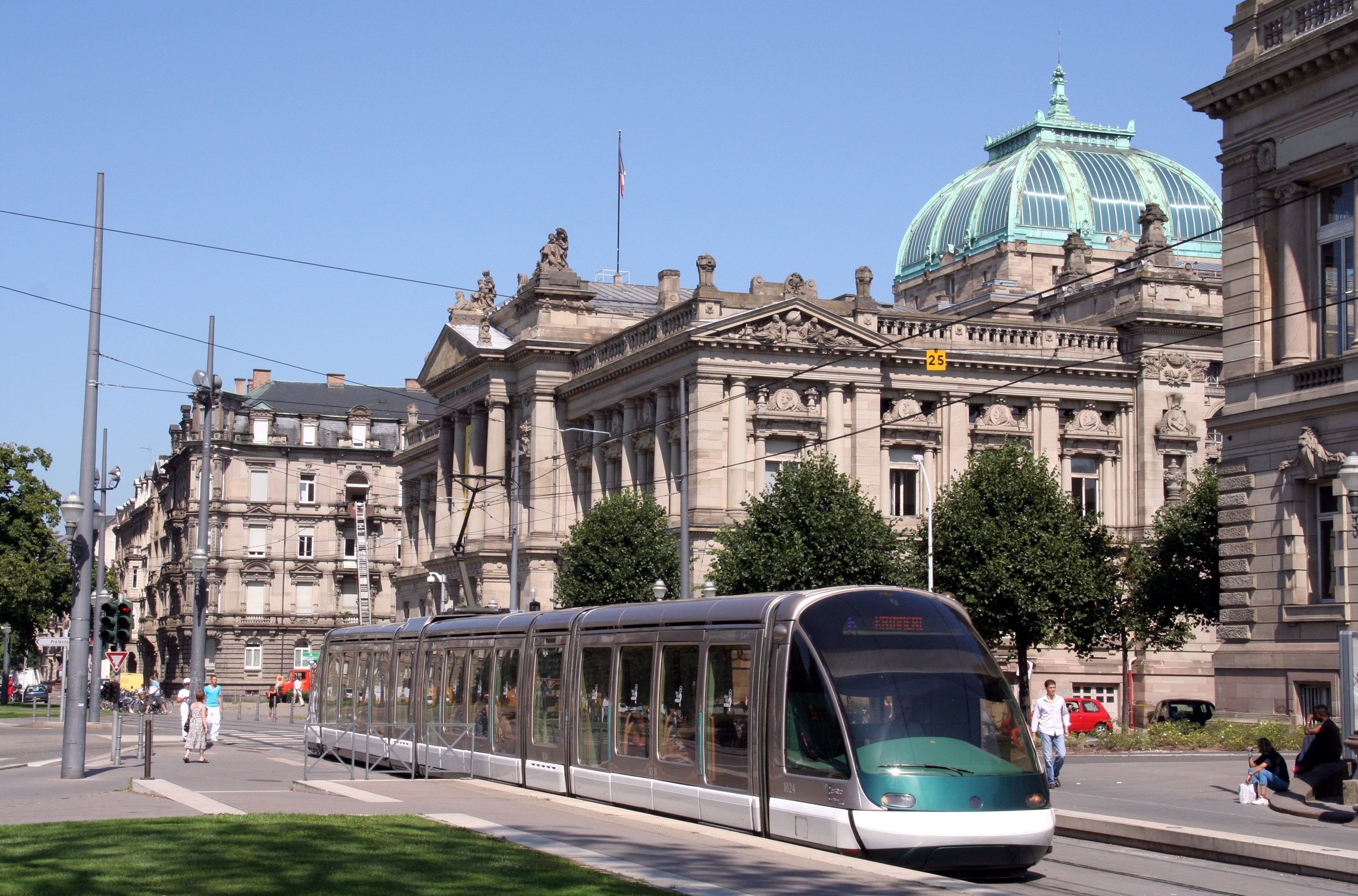 Eurotram ligne E circulant devant biblio nationale de Strasbourg