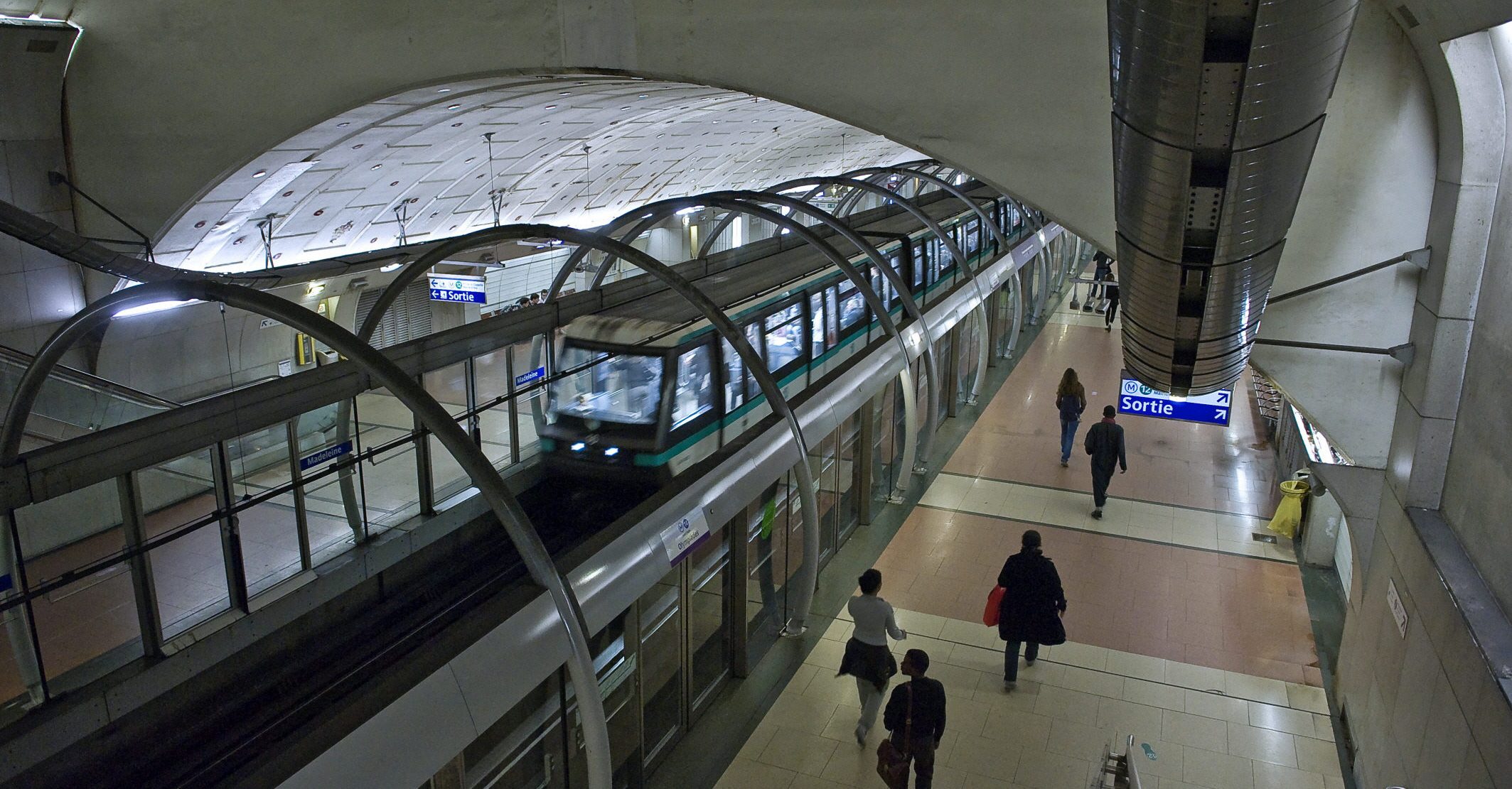 METEOR : RAME ARRIVANT A LA STATION MADELEINE SUR LA LIGNE 14.