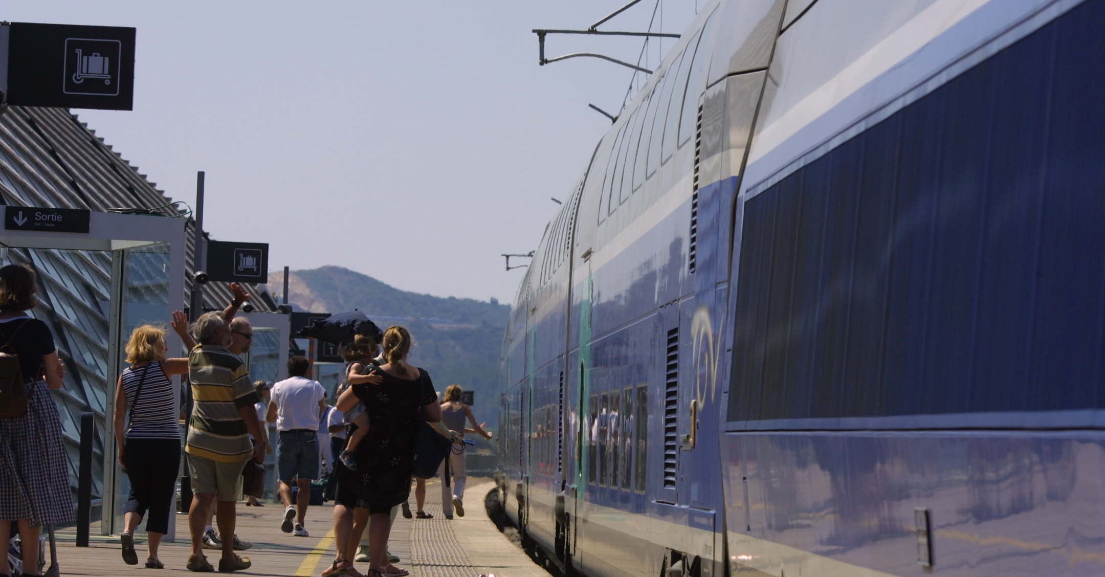 22 juin 2001 Gare d'AVIGNON Tgv - 22/06/2001 -  - (c) Recoura / Editions La Vie du Rail - rec-120158 -  BestOFF = Non