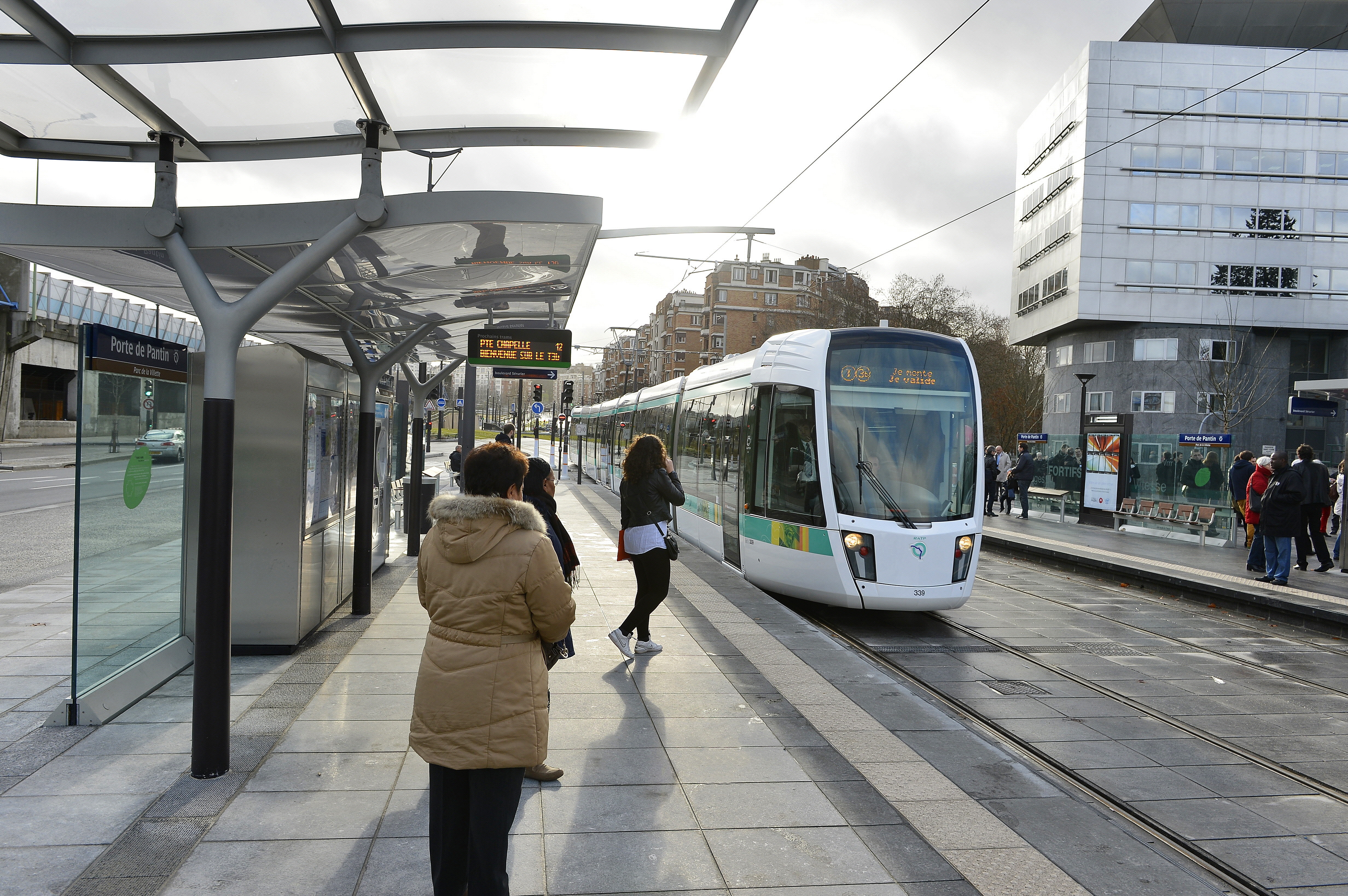 (c) Denis Sutton Ratp 
visuels de la mise en service des nouveaux tramways à plancher bas sur le T3.