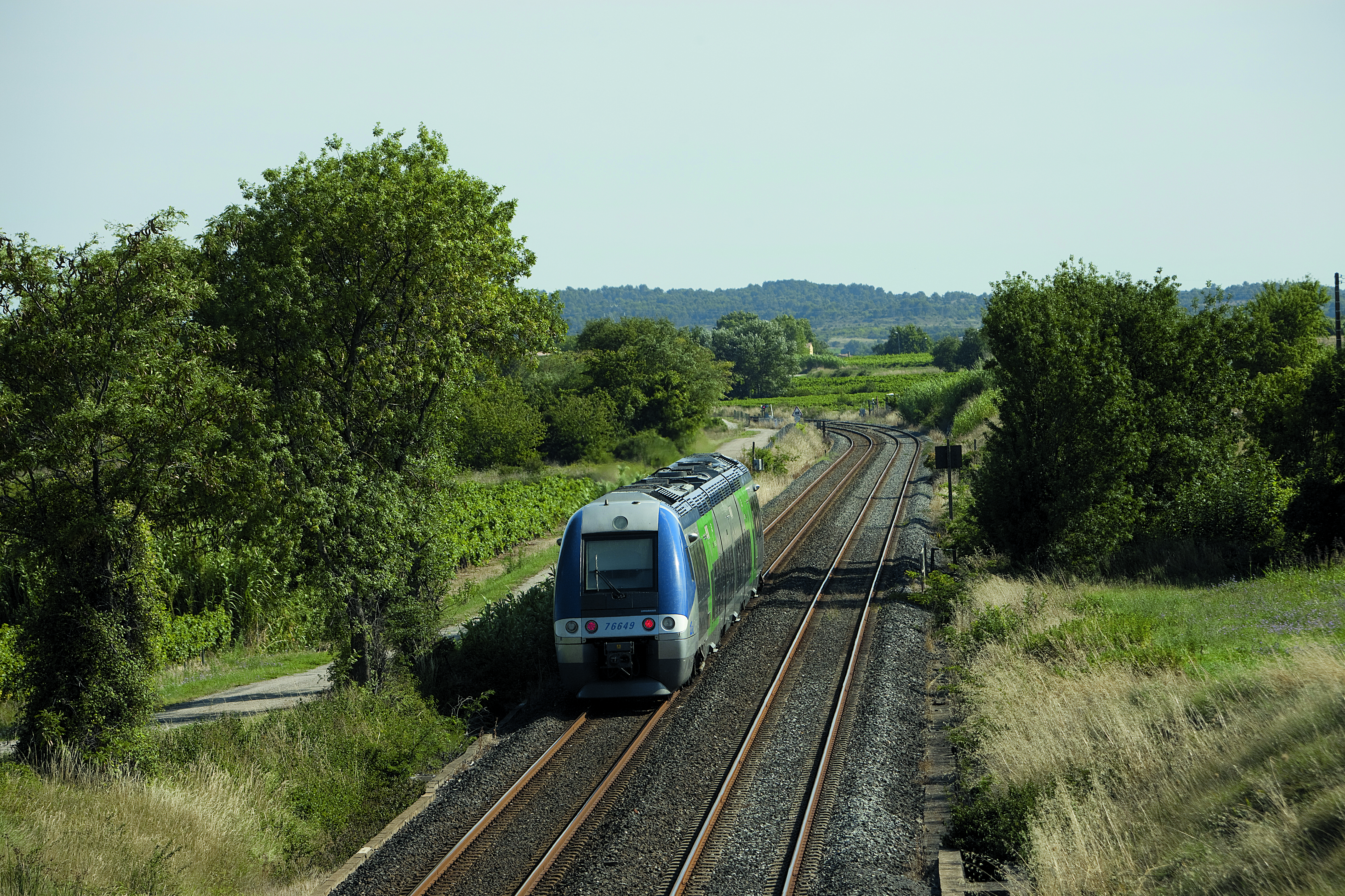 Illustration generique de voie et de materiel roulant (TER) entre les villes d'Ales et de Nimes.