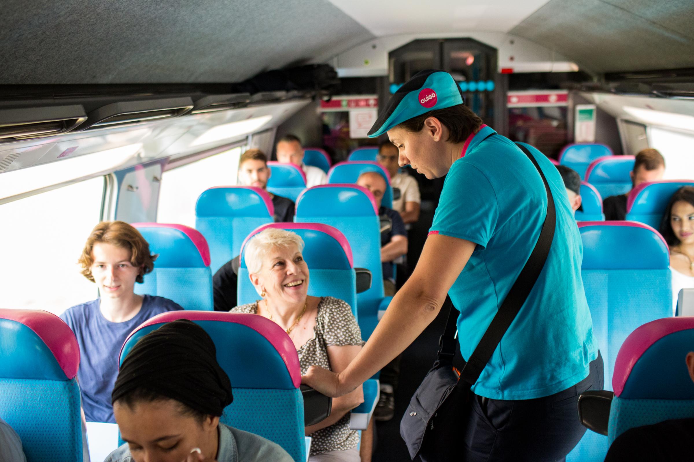 TGV Ouigo voyageurs contrôleur