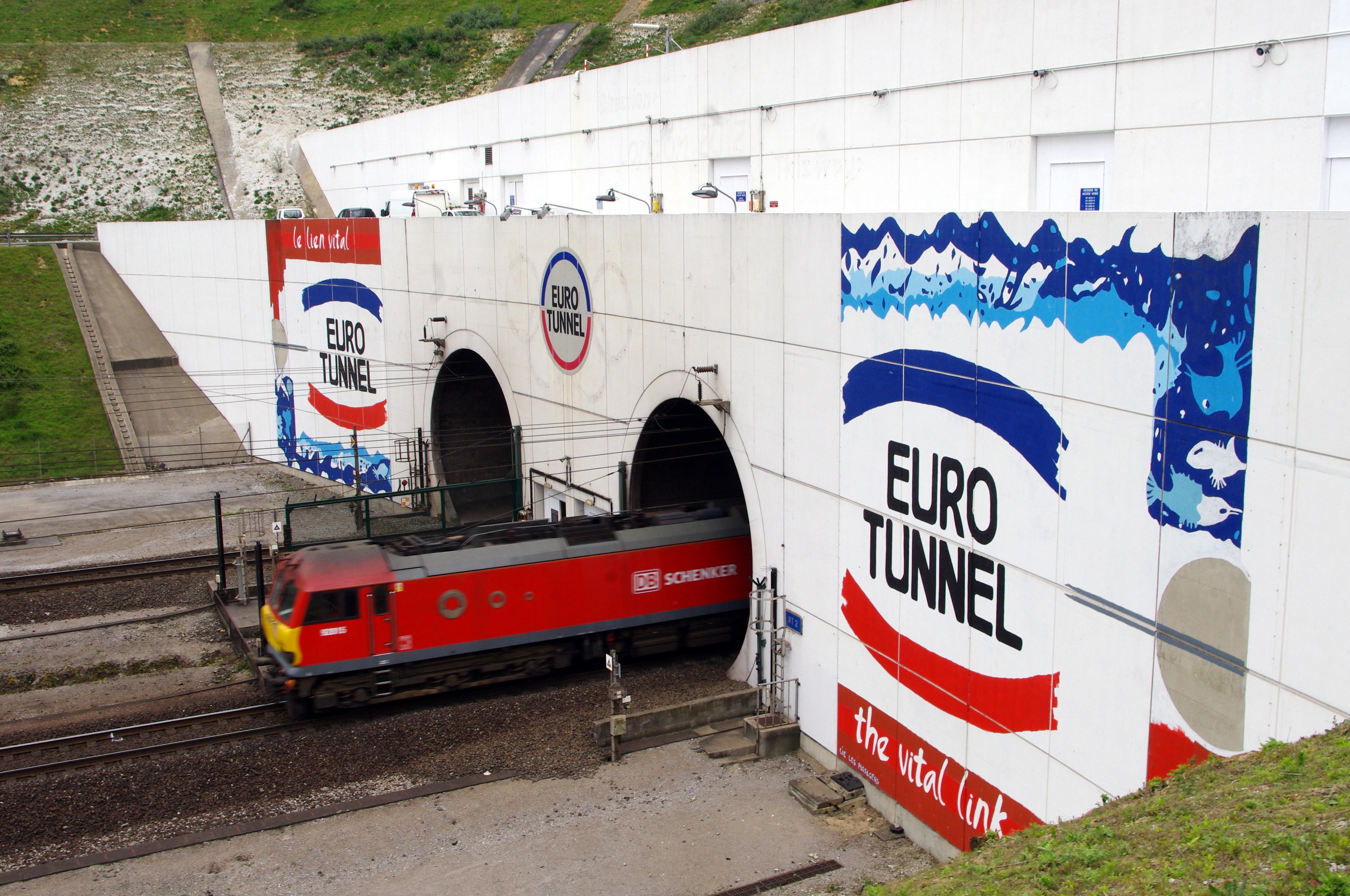Train DB Cargo sortant du Tunnel sous la Manche