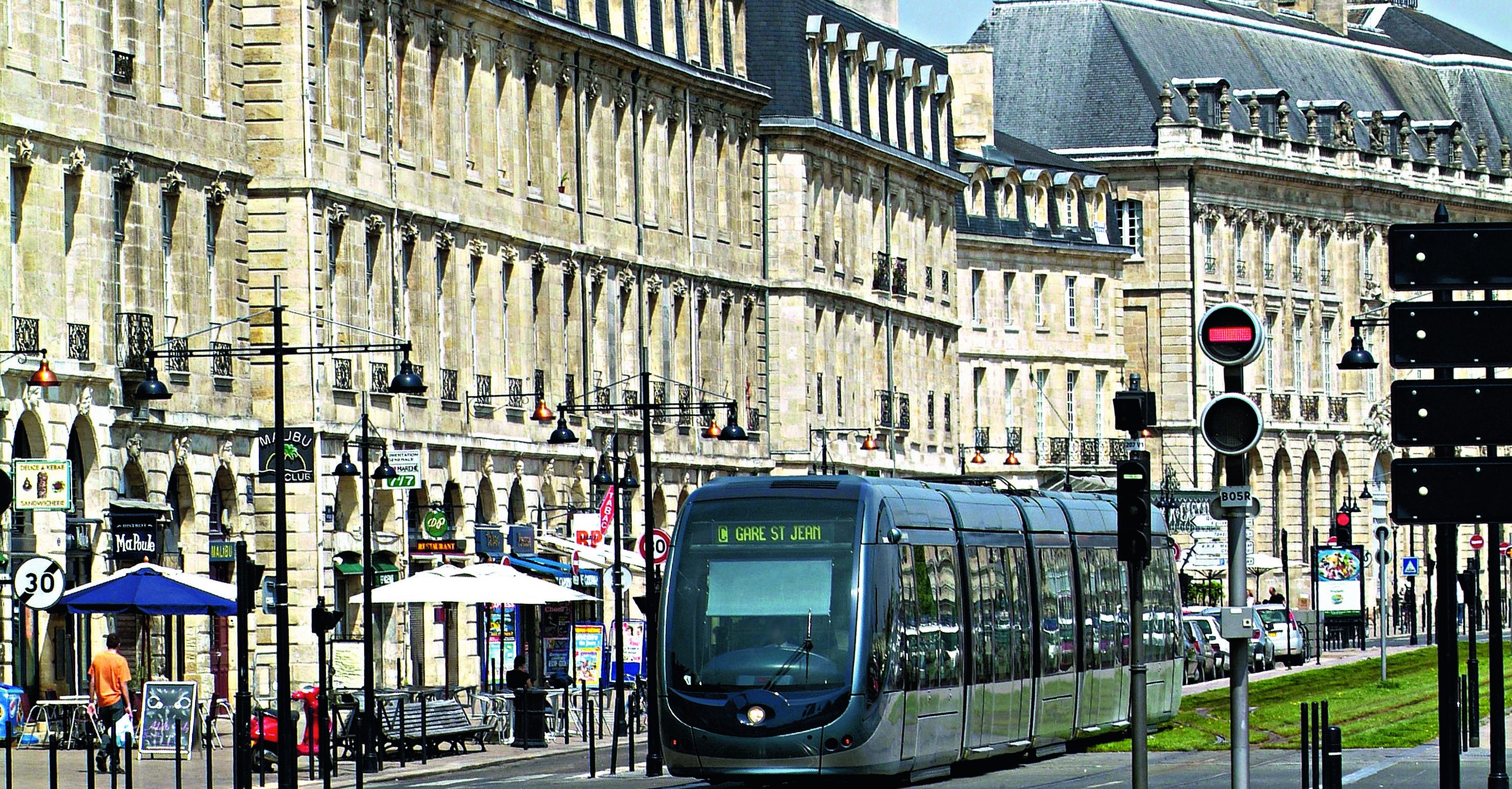 Bordeaux, la tramway,  station Porte de Bourgogne, quai Richelieu