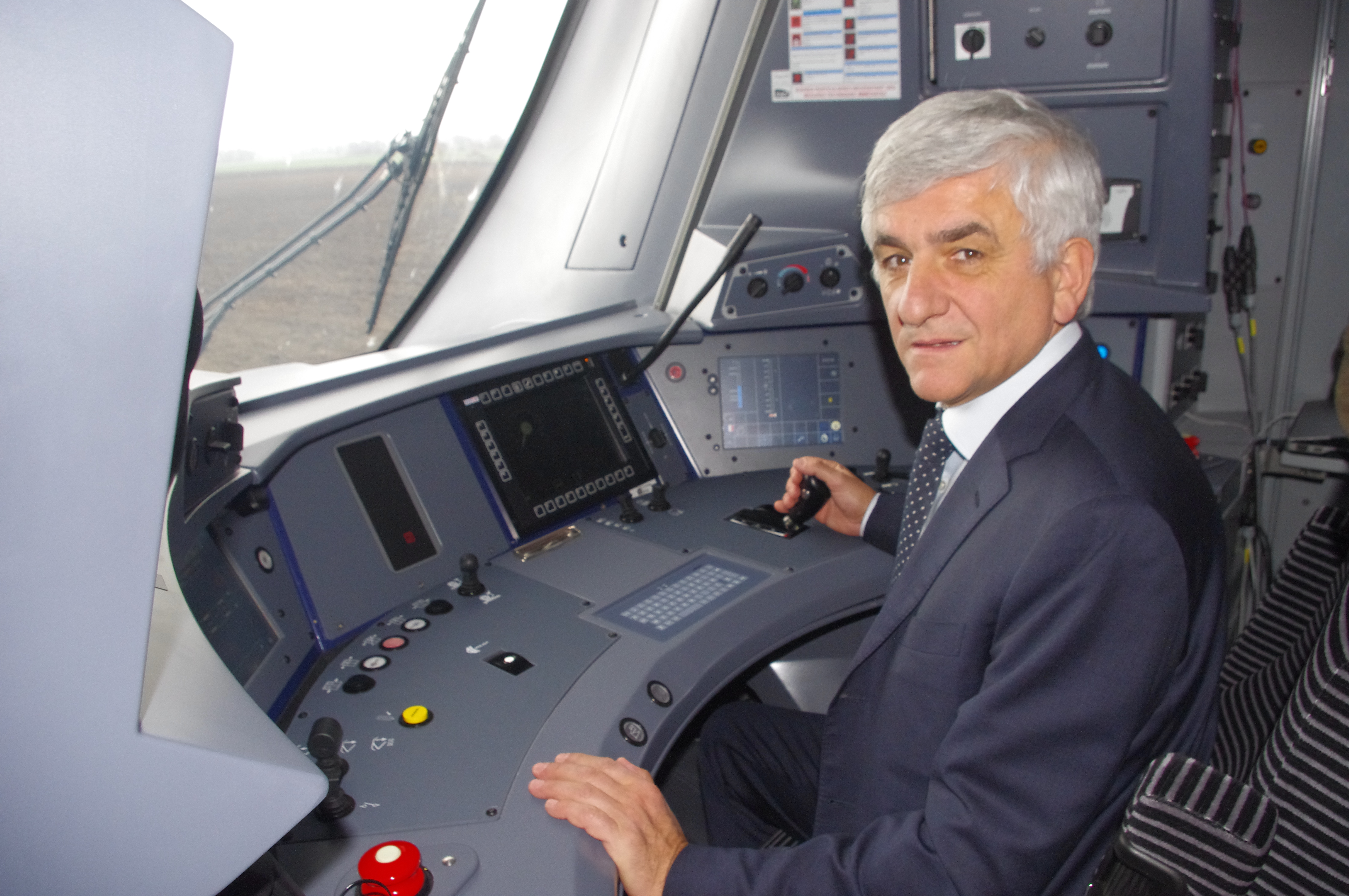 En Normandie, Hervé Morin en cabine d'un Omneo Premium de Bombardier en essais à Velim, déc 2018.