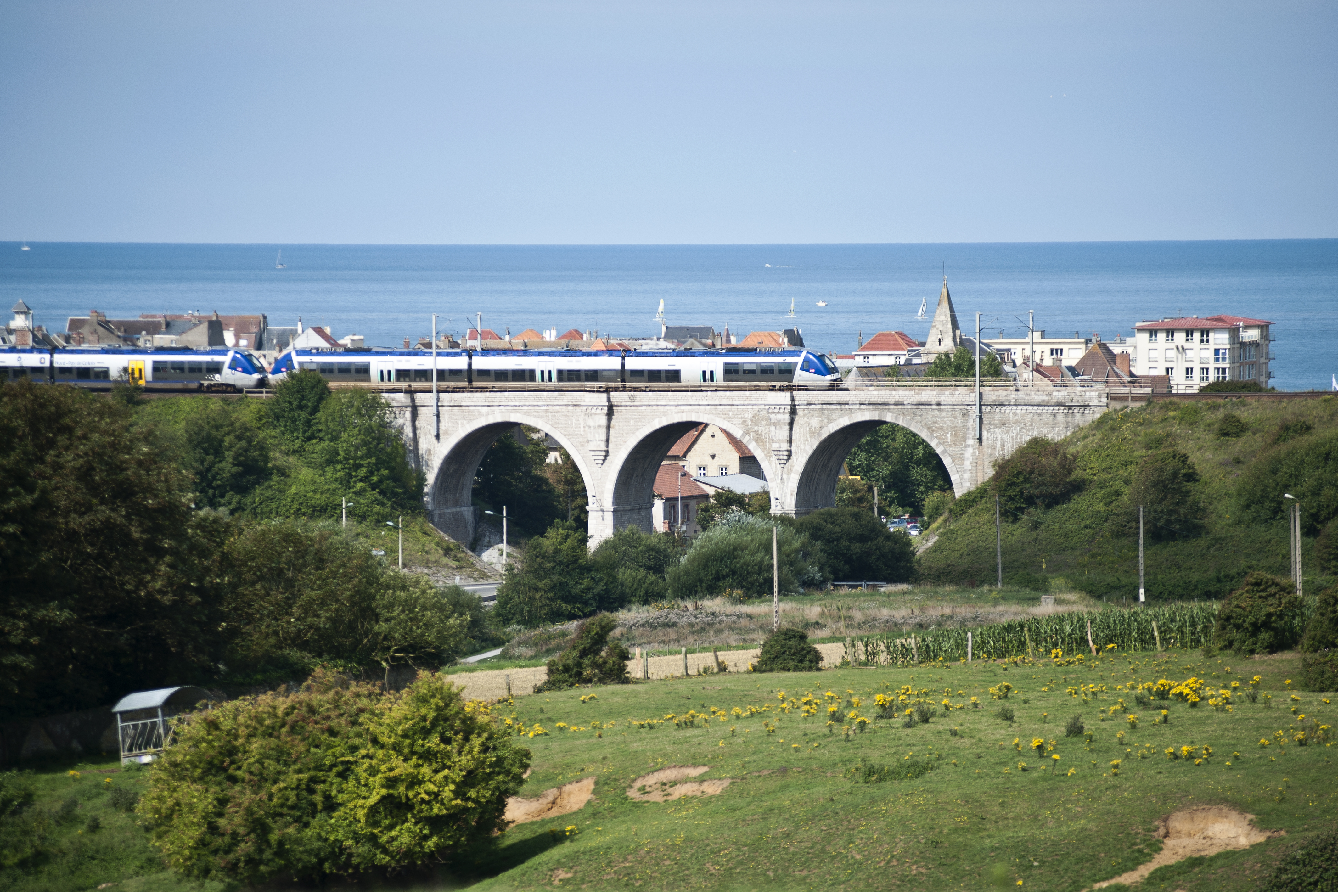 Circulation d'un TER sur le viaduc de Wimereux. Ligne Paris-Calais.